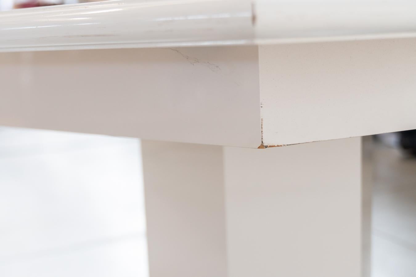 Mesa de comedor extensible de los años 80 Mario Sabot con 5 sillas lacadas en blanco en venta 13