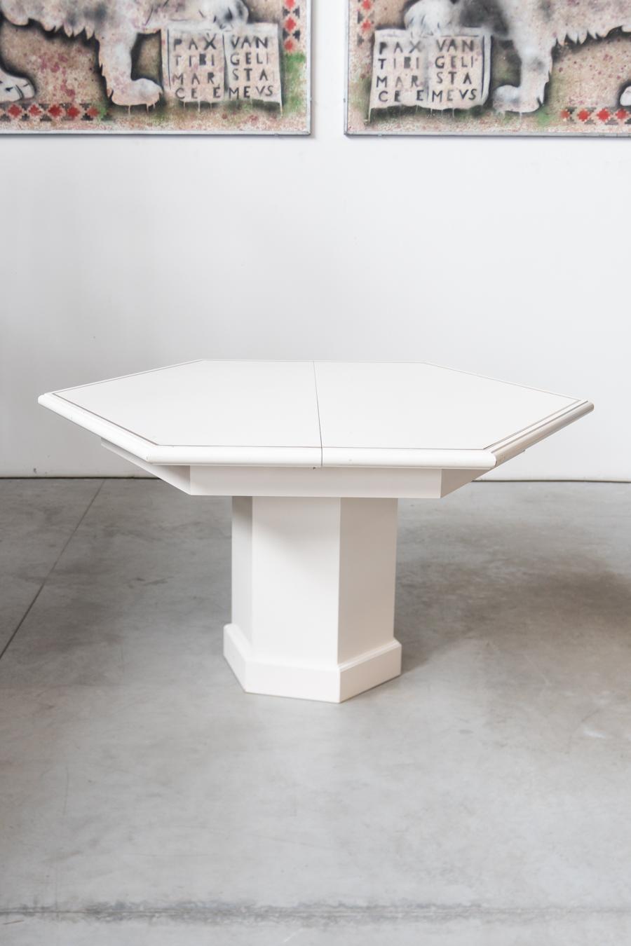 Mesa de comedor extensible de los años 80 Mario Sabot con 5 sillas lacadas en blanco

Este elegante juego de comedor extensible de los años 80 de Mario Sabot incluye una singular mesa hexagonal y cinco elegantes sillas, todas ellas fabricadas en