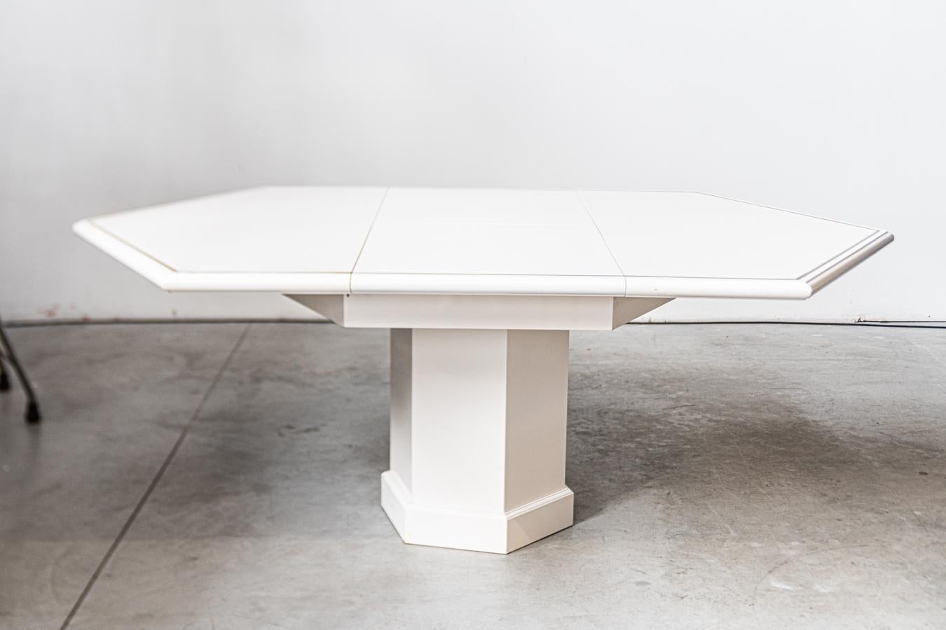 Mesa de comedor extensible de los años 80 Mario Sabot con 5 sillas lacadas en blanco Late 20th Century en venta