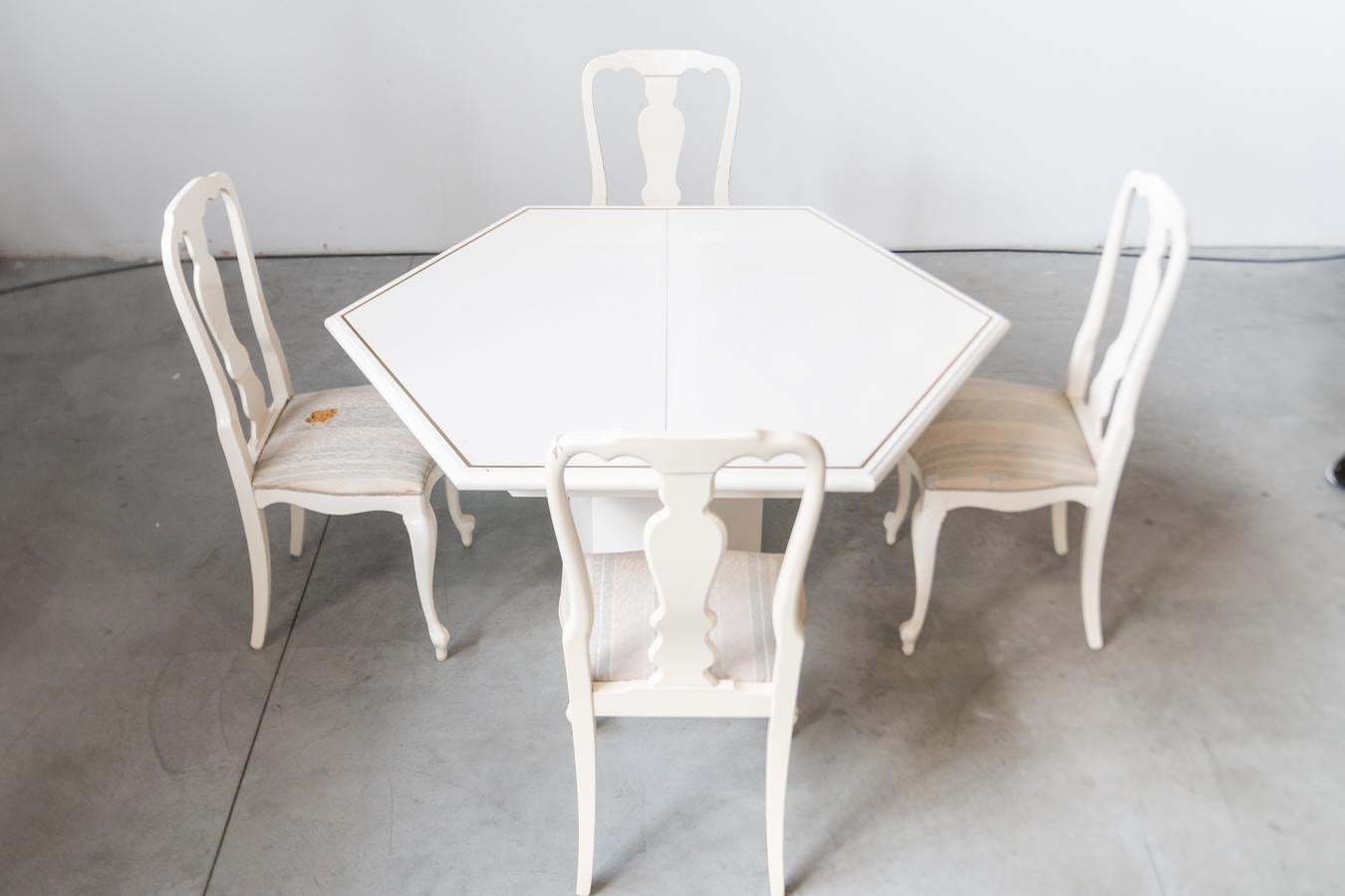 Mesa de comedor extensible de los años 80 Mario Sabot con 5 sillas lacadas en blanco en venta 1