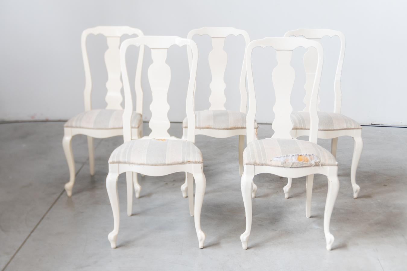 Mesa de comedor extensible de los años 80 Mario Sabot con 5 sillas lacadas en blanco en venta 2