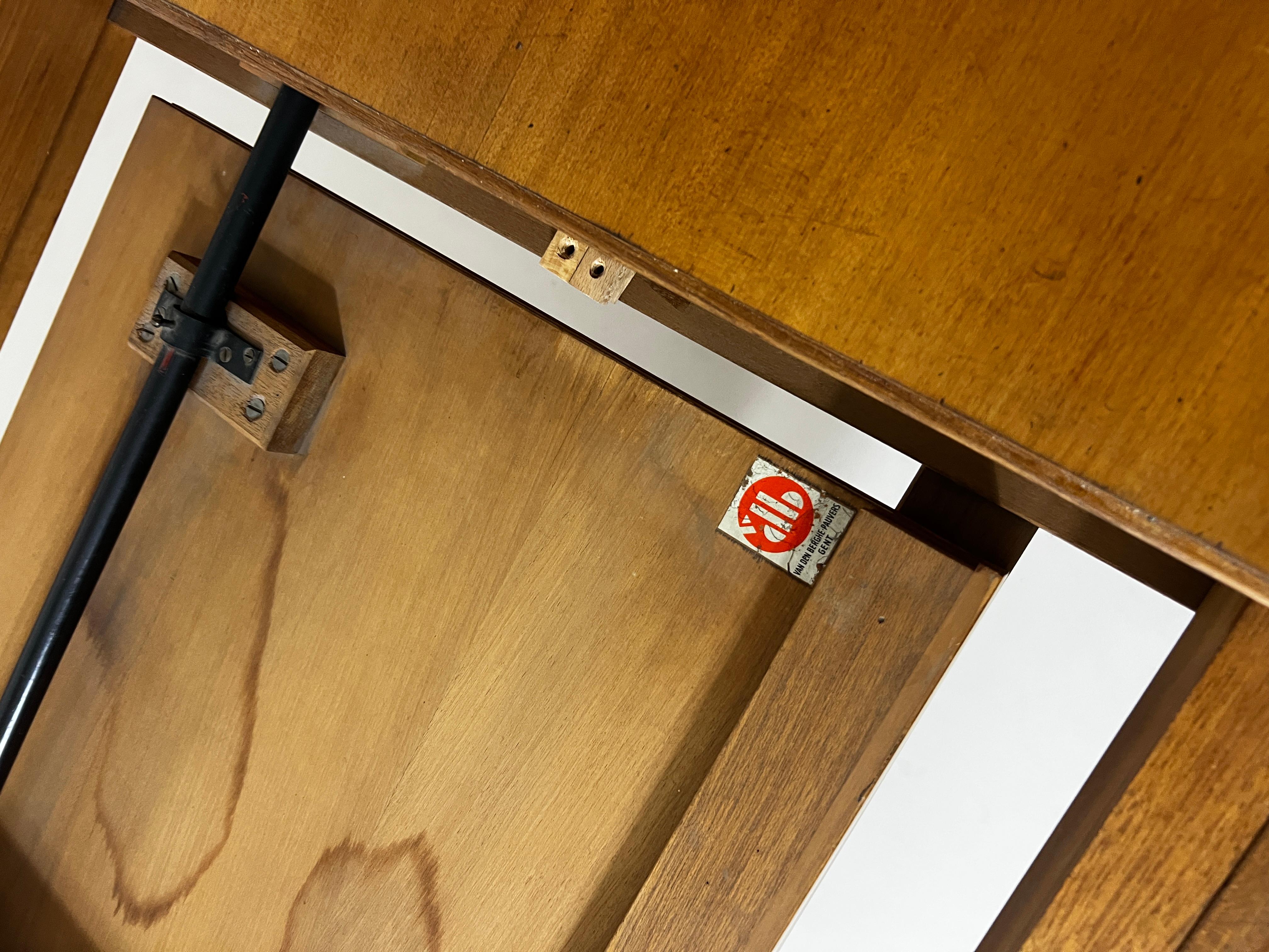 Tavolo da pranzo della serie Abstracta, progettata dal designer belga Jos De Mey per Van den Berghe-Pauvers negli anni Sessanta. Il tavolo è realizzato in rovere massiccio e impiallacciato e dispone di un meccanismo di allungamento incorporato che
