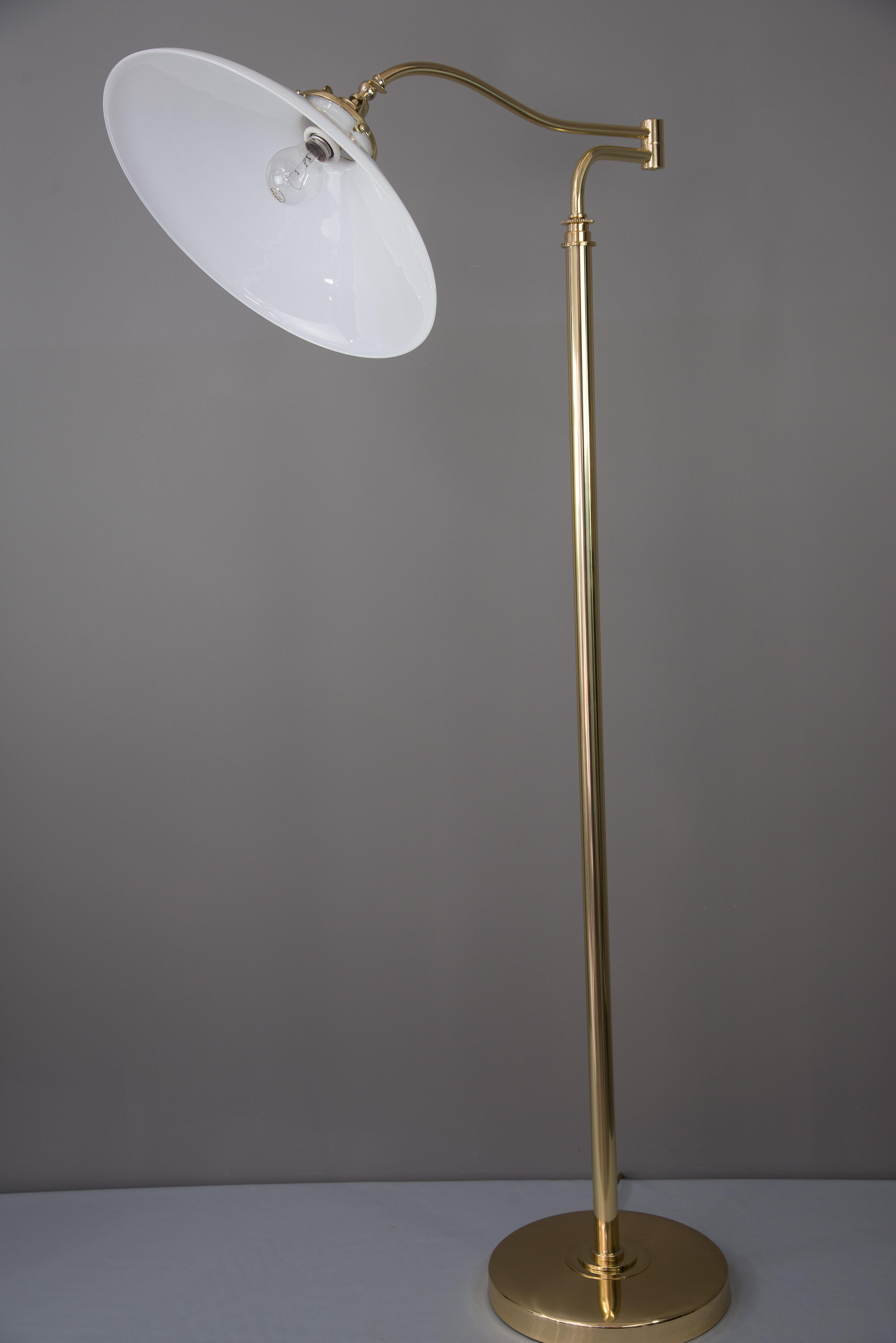 Extendable and swiveling Art Deco floorlamp, circa 1920s
Brass polished and stove enameled
Measure: High is from 142cm-172cm.
 