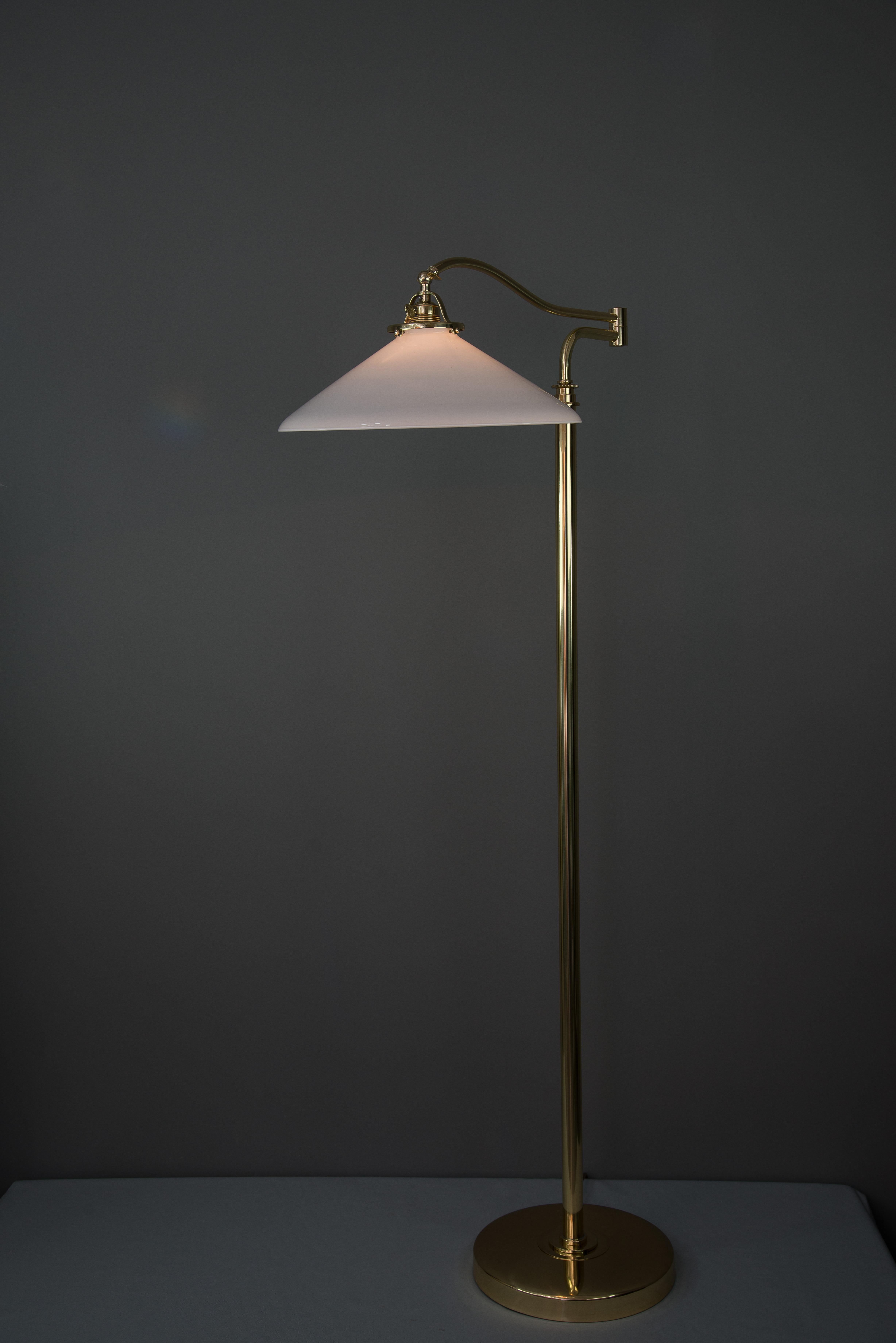 Lacquered Extendable and Swiveling Art Deco Floorlamp, circa 1920s