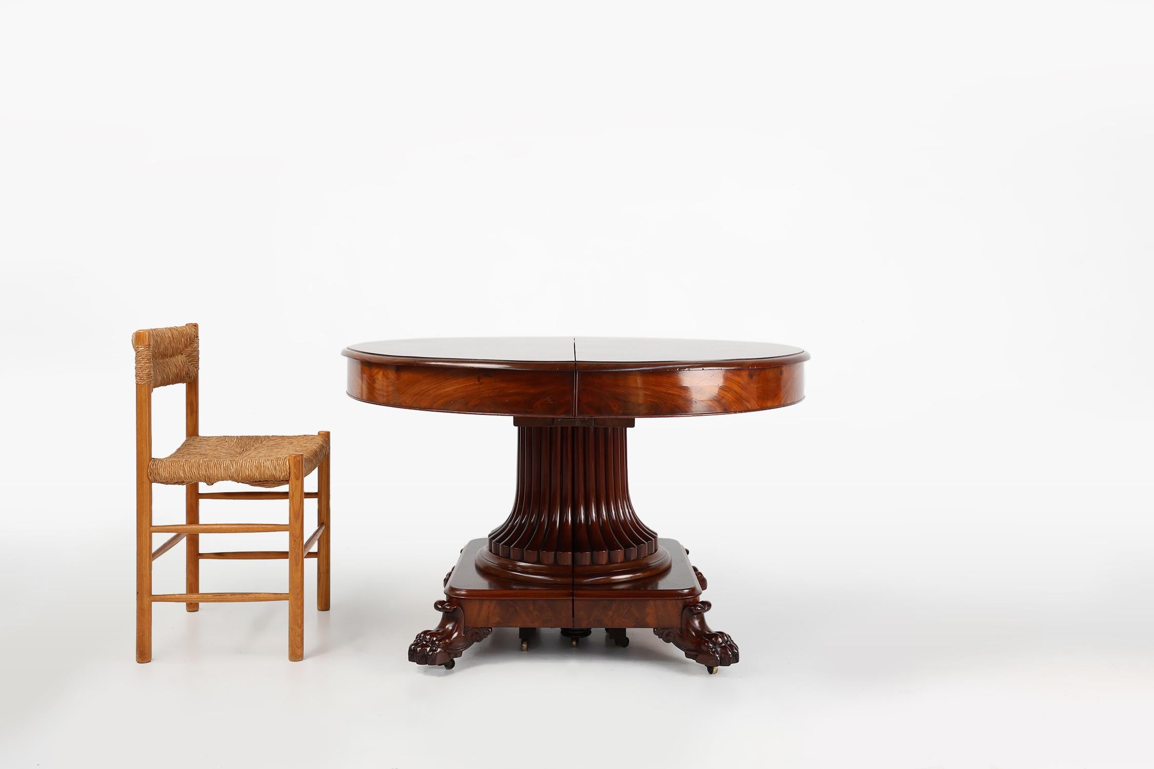 UK / 1830 / table à manger / bois / Antique / Anglais / Victorien

Magnifique table de salle à manger extensible en bois moulé et sculpté. Fabriqué au Royaume-Uni vers 1830 dans le style victorien. Cette table a un plateau circulaire et, en dessous,