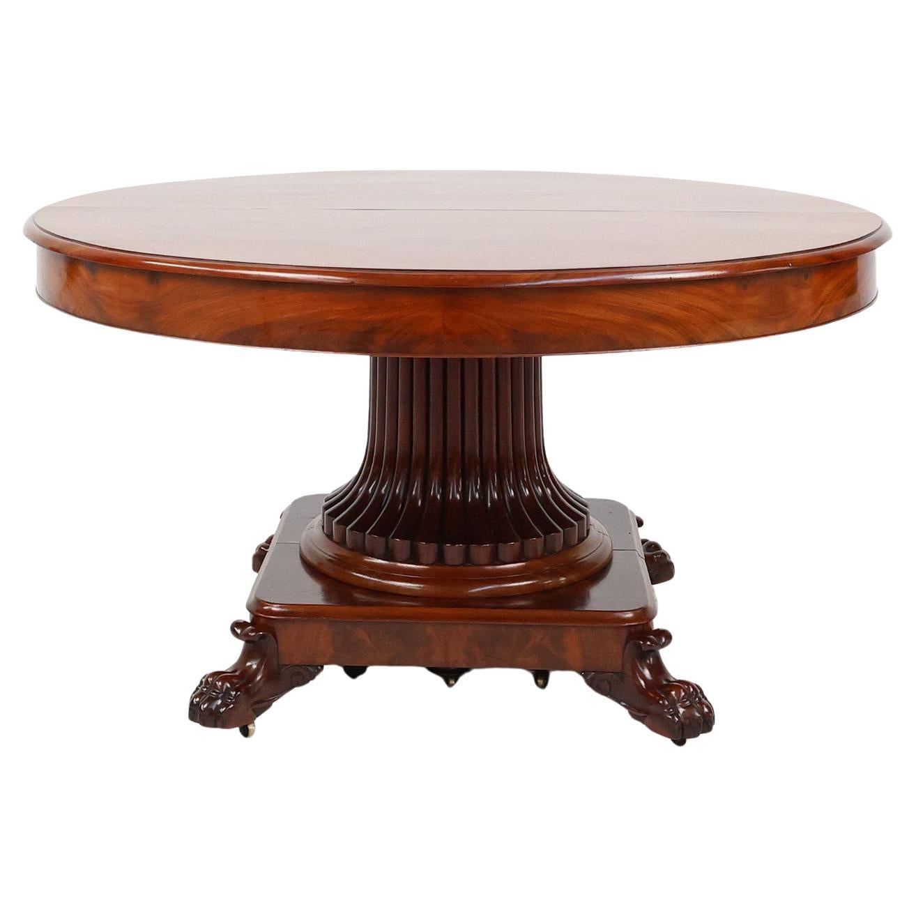 Extendable Antique English Dining Table in Victorian style, ca. 1830