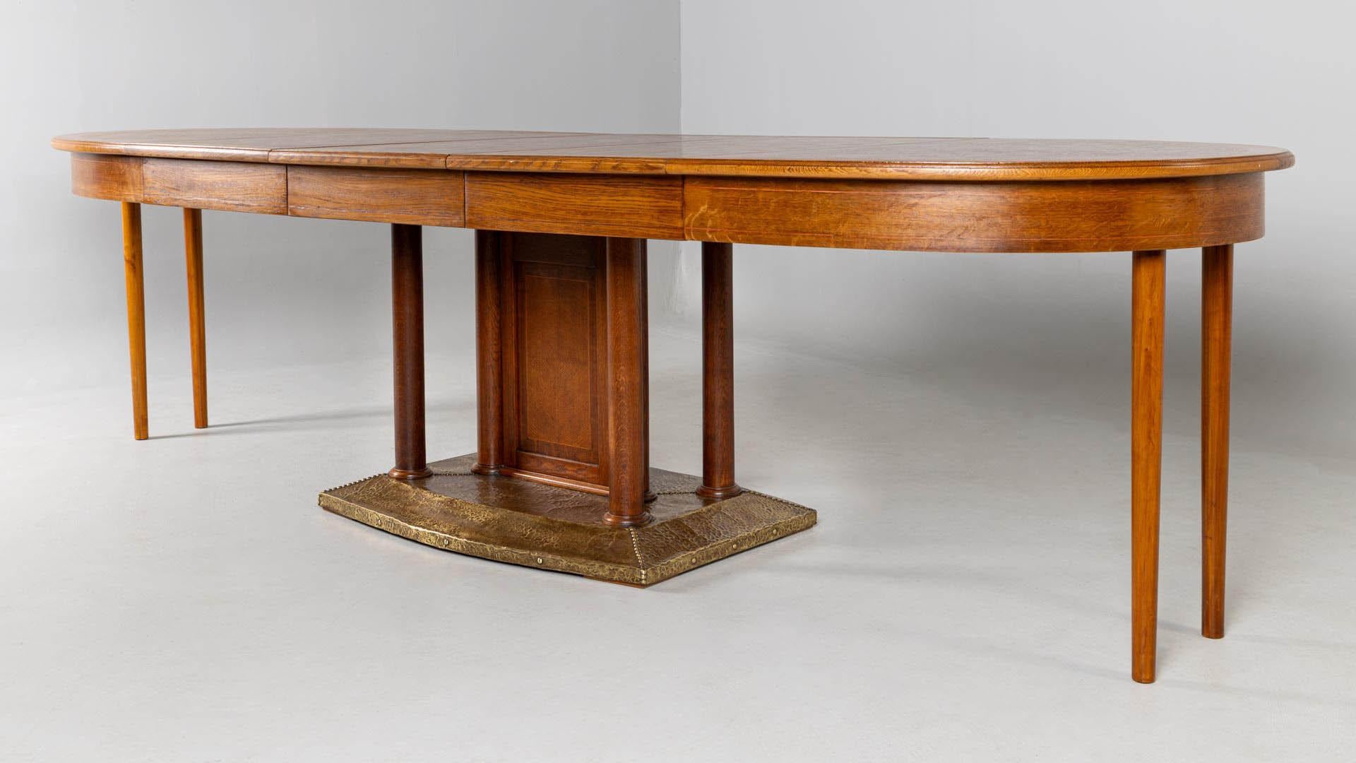 Gran mesa de comedor antigua de Jozef de Coene

Bélgica
Oak
Art Decó - Años 30

Dimensiones: Alto x Ancho x Largo: 80 x 104 x 155 cm, extensible a 205 - 255 - 305 cm

Descripción:
Mesa de comedor regulable en longitud de Jozef de Coene, creada en el