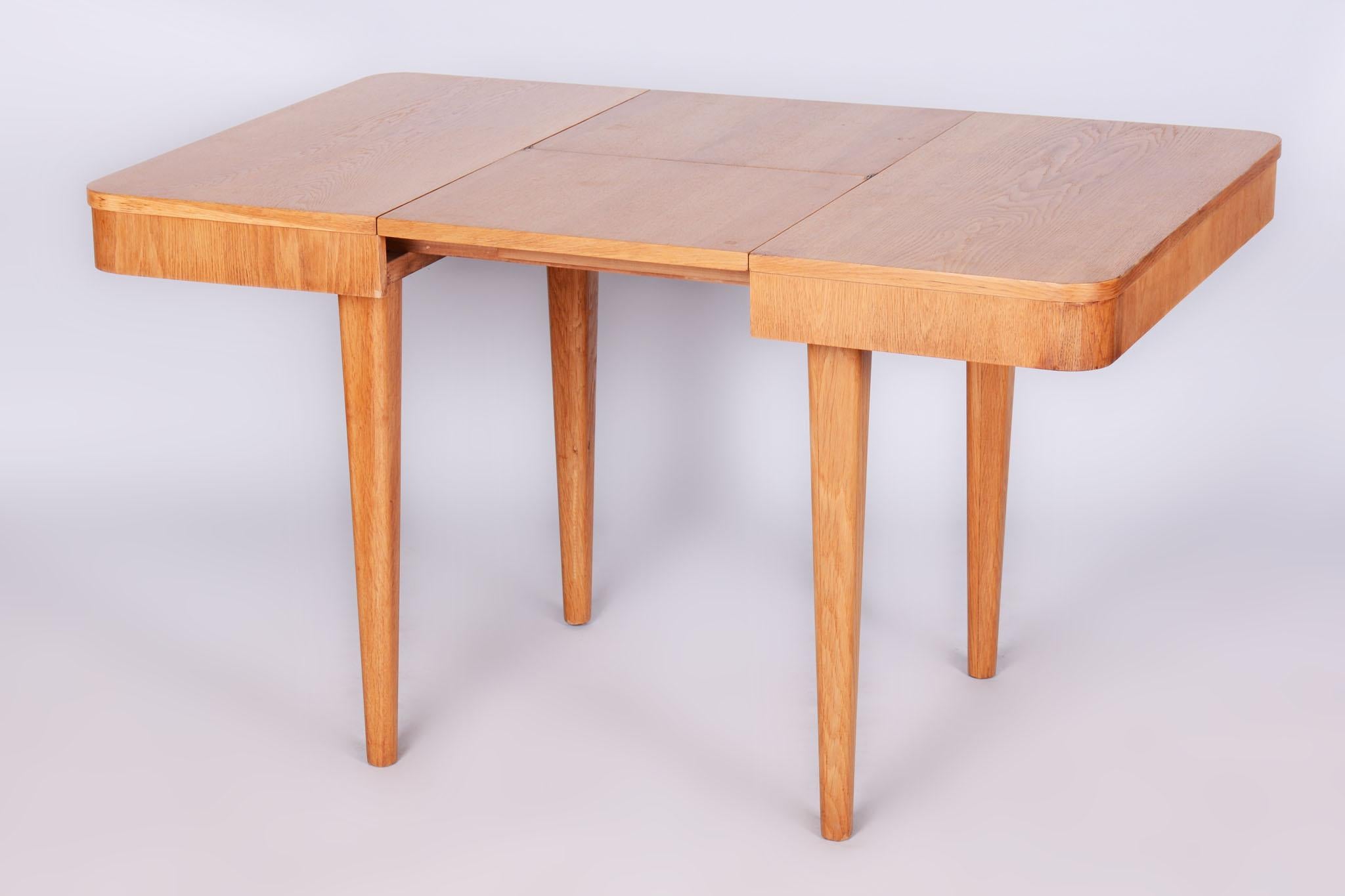 Largeur réglable : 85 cm - 131cm (33.46 in - 51.57 in)

Cette table de salle à manger des années 1940 est un exemple raffiné du design Art déco tchécoslovaque, associé à Jindřich Halabala et Up&Up Závody. Fabriqué en chêne massif et en placage de