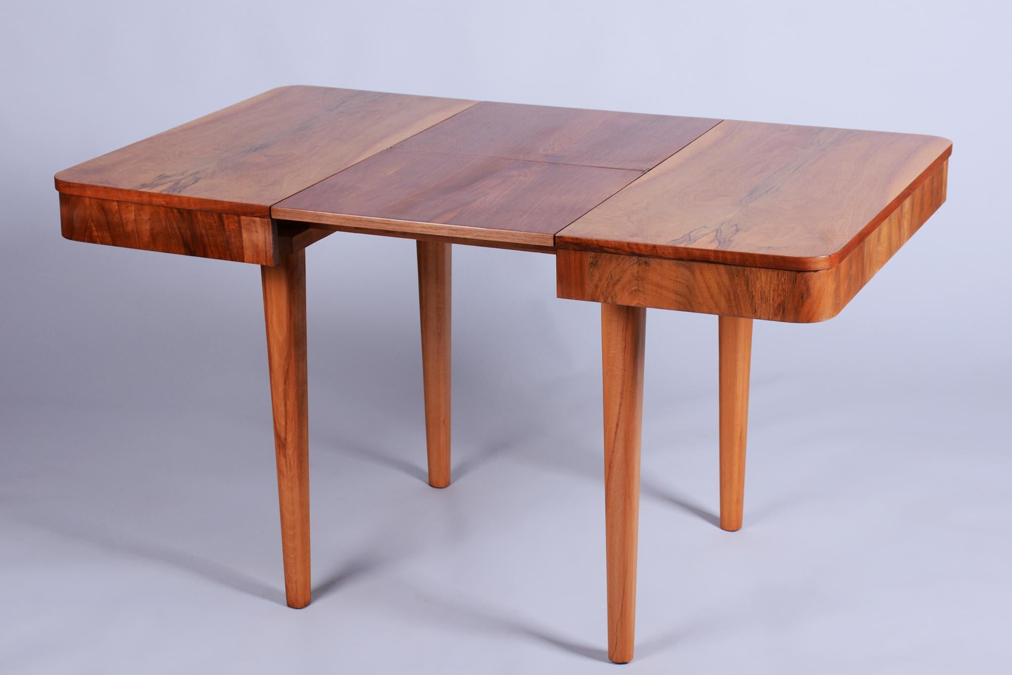 Dissociative : 134,5 cm / 52,95″.

Cette table de salle à manger des années 1940 est un exemple élégant du design Art déco tchécoslovaque, fortement associé au nom de Jindřich Halabala. Cette pièce a été fabriquée par la célèbre société Setona