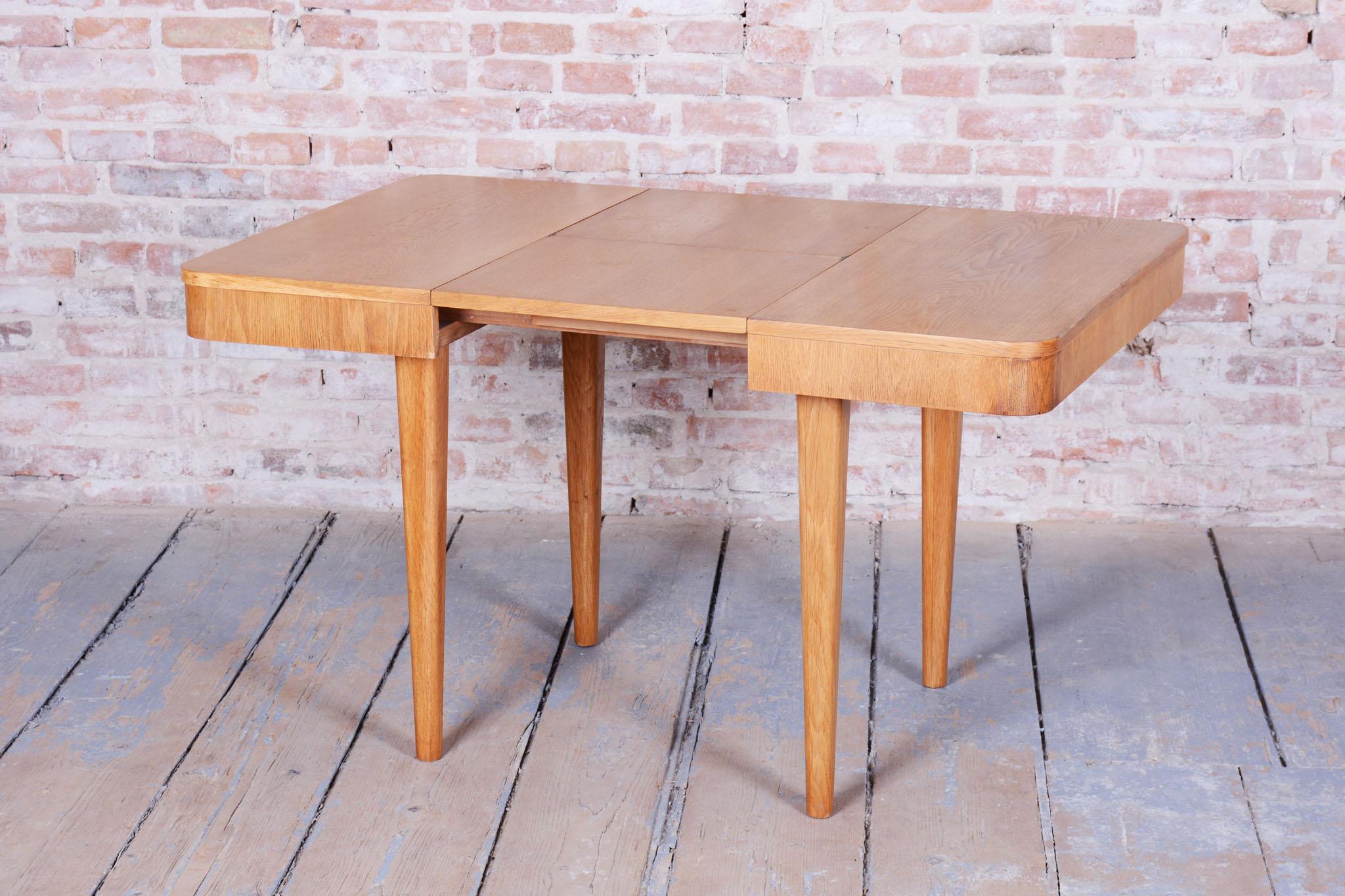Table de salle à manger extensible Art déco, par Jindřich Halabala, UP Závody, République tchèque, années 1940 Bon état - En vente à Brandys nad Labem, Středočeský kraj