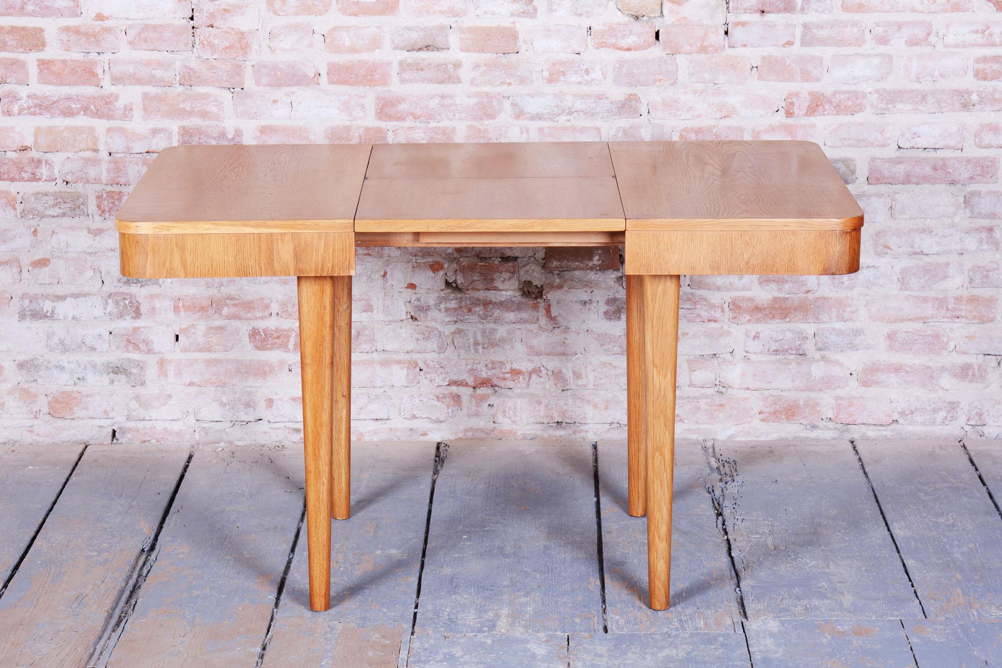 Table de salle à manger extensible Art déco, par Jindřich Halabala, UP Závody, République tchèque, années 1940 en vente 1
