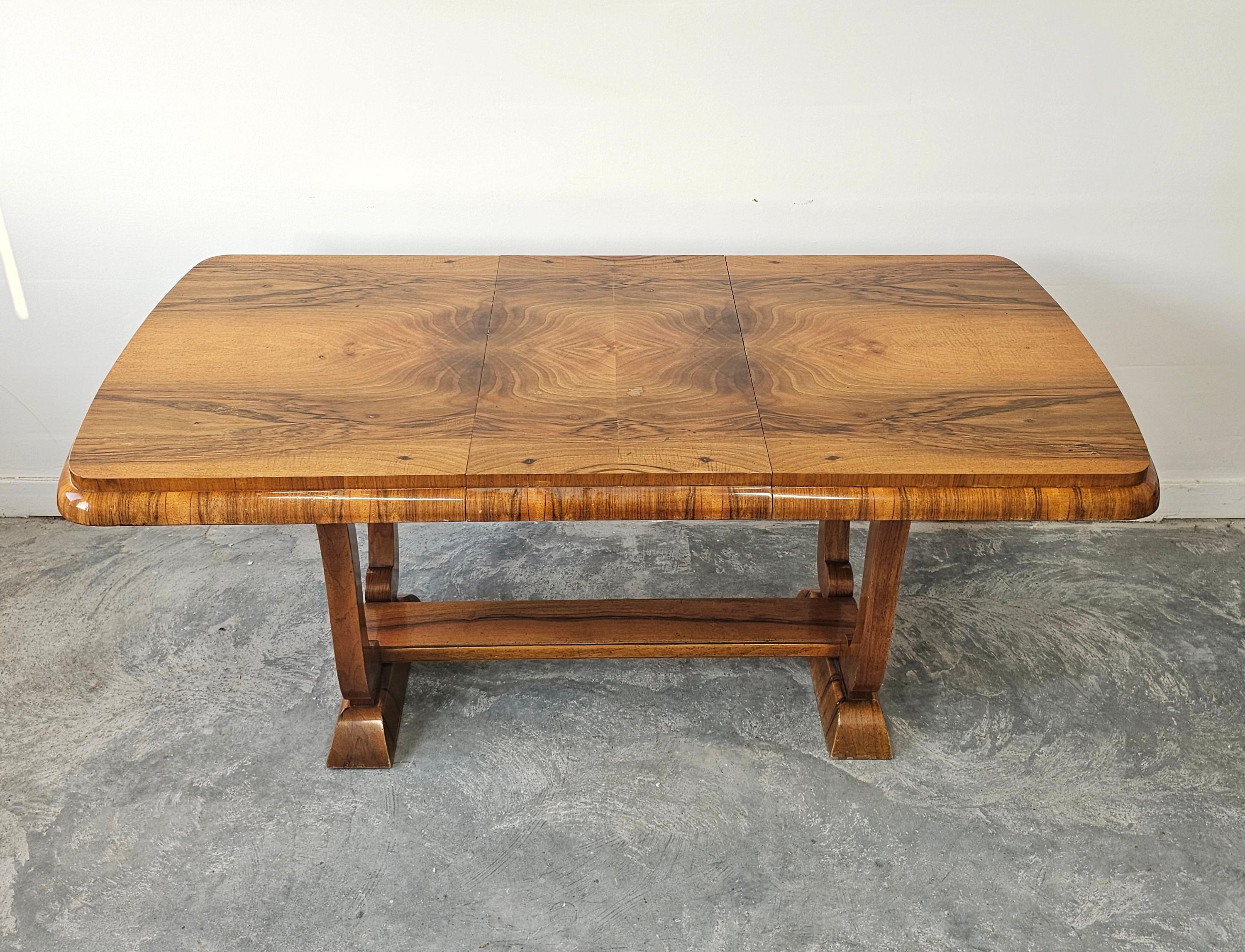 Austrian Extendable Art Deco dining table with harp-shade legs done in walnut root veneer For Sale