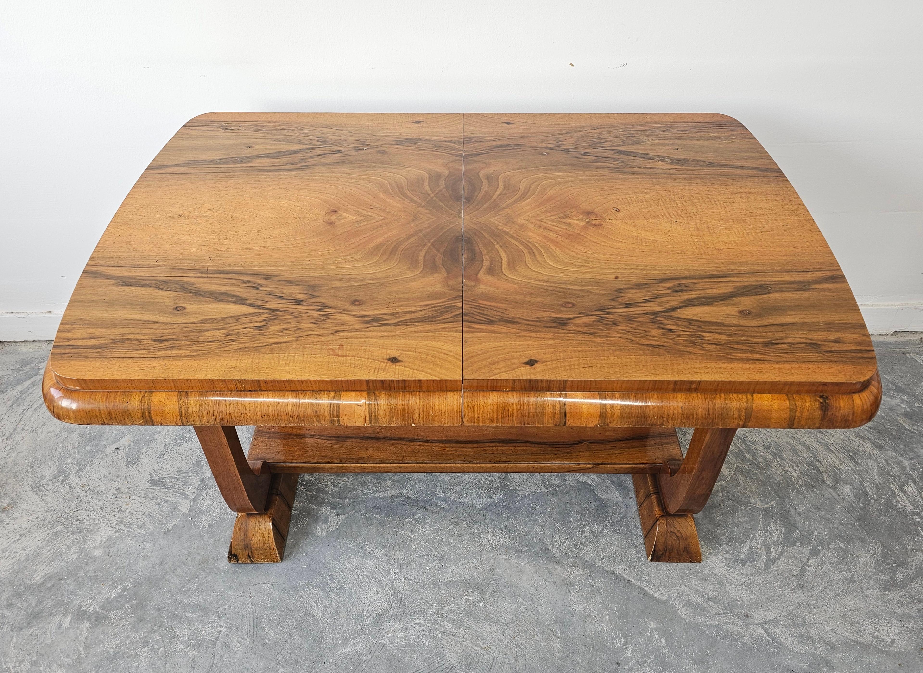 Extendable Art Deco dining table with harp-shade legs done in walnut root veneer In Good Condition For Sale In Beograd, RS
