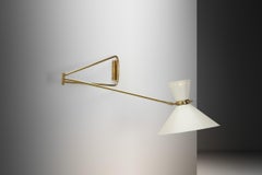 Lámpara de pared extensible de latón a la manera de Robert Mathieu, Europa Años 50