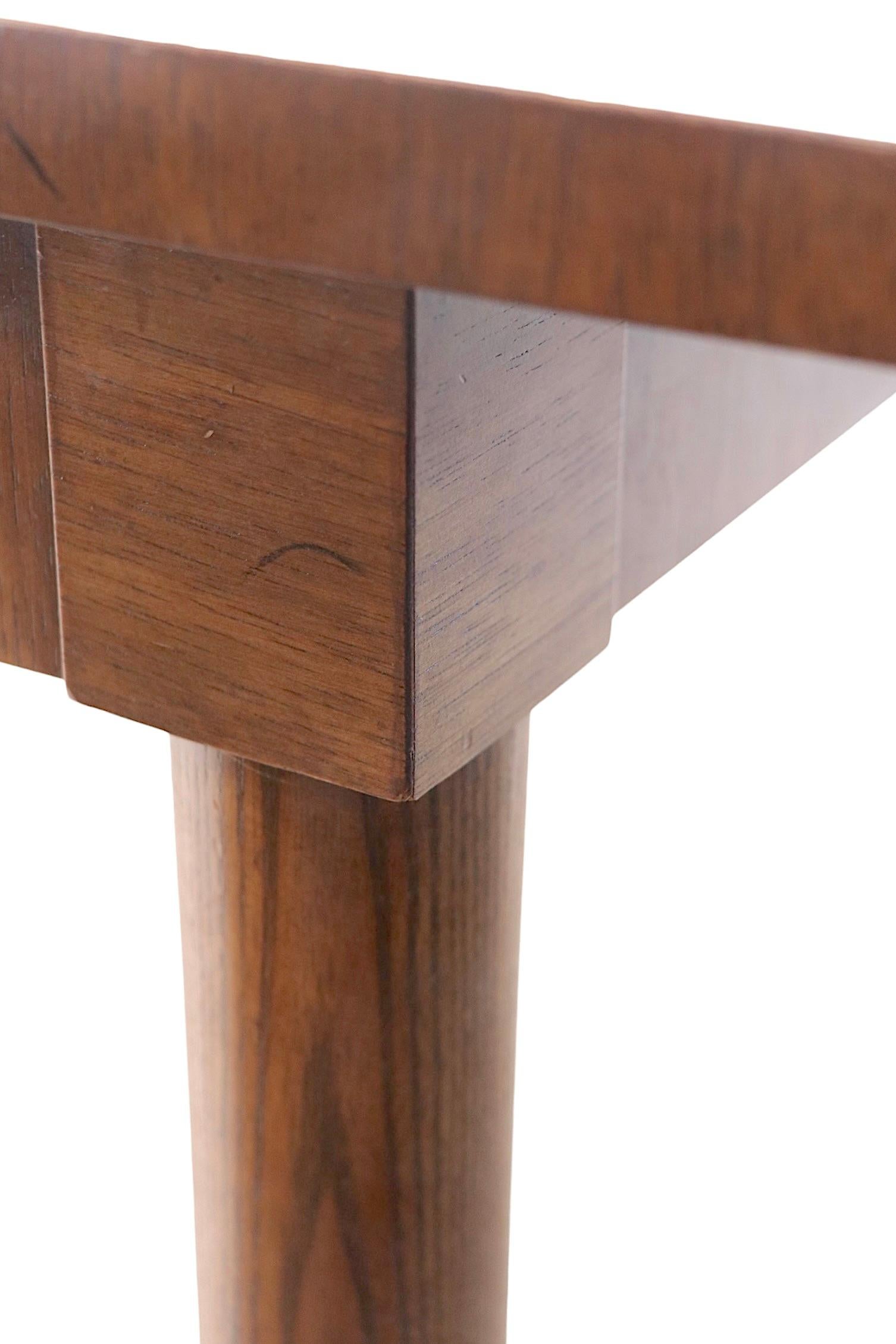 Extendable Burl and Mahogany Top Dining Table with Two Leaves Ca. 1950/1960's In Good Condition In New York, NY