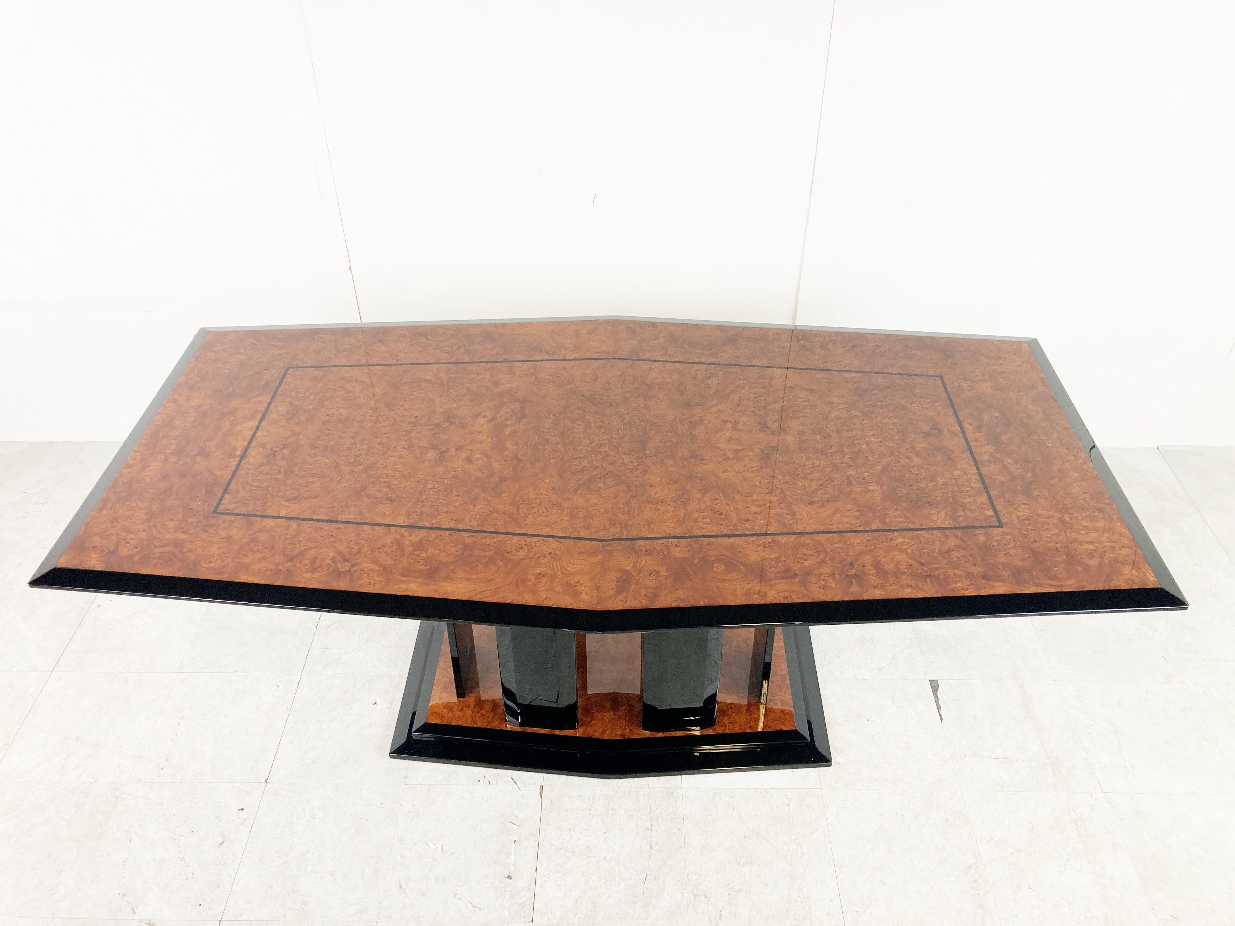 Vintage extendable dining table by Paul Michel.

Beautiful burl wood panels with beautiful veining and black lacquer extensions pieces and base.

The table can be used with or without the lacquered wooden extended plates.

1980s -