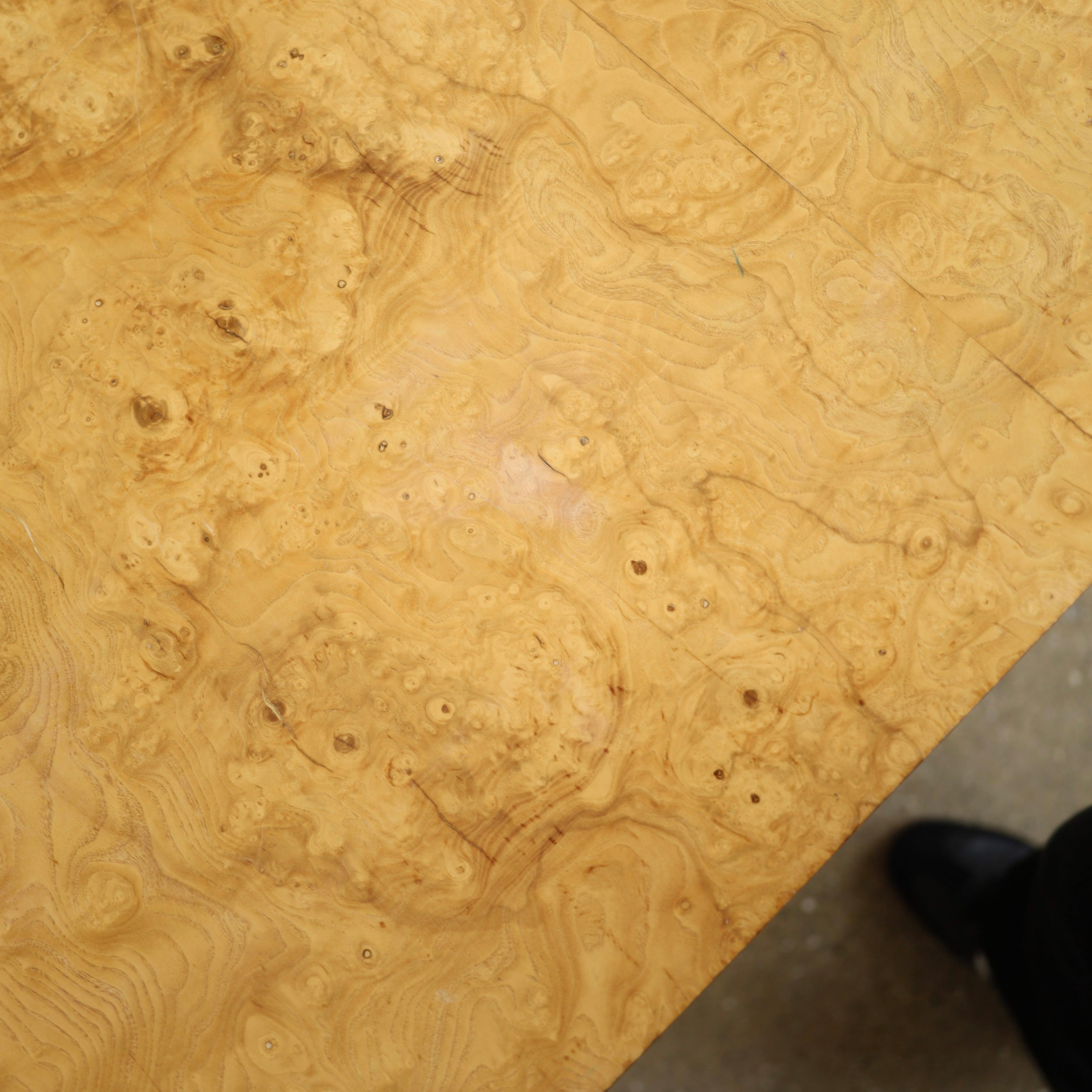 Mid-Century Modern Table de salle à manger extensible en bois de bure en vente