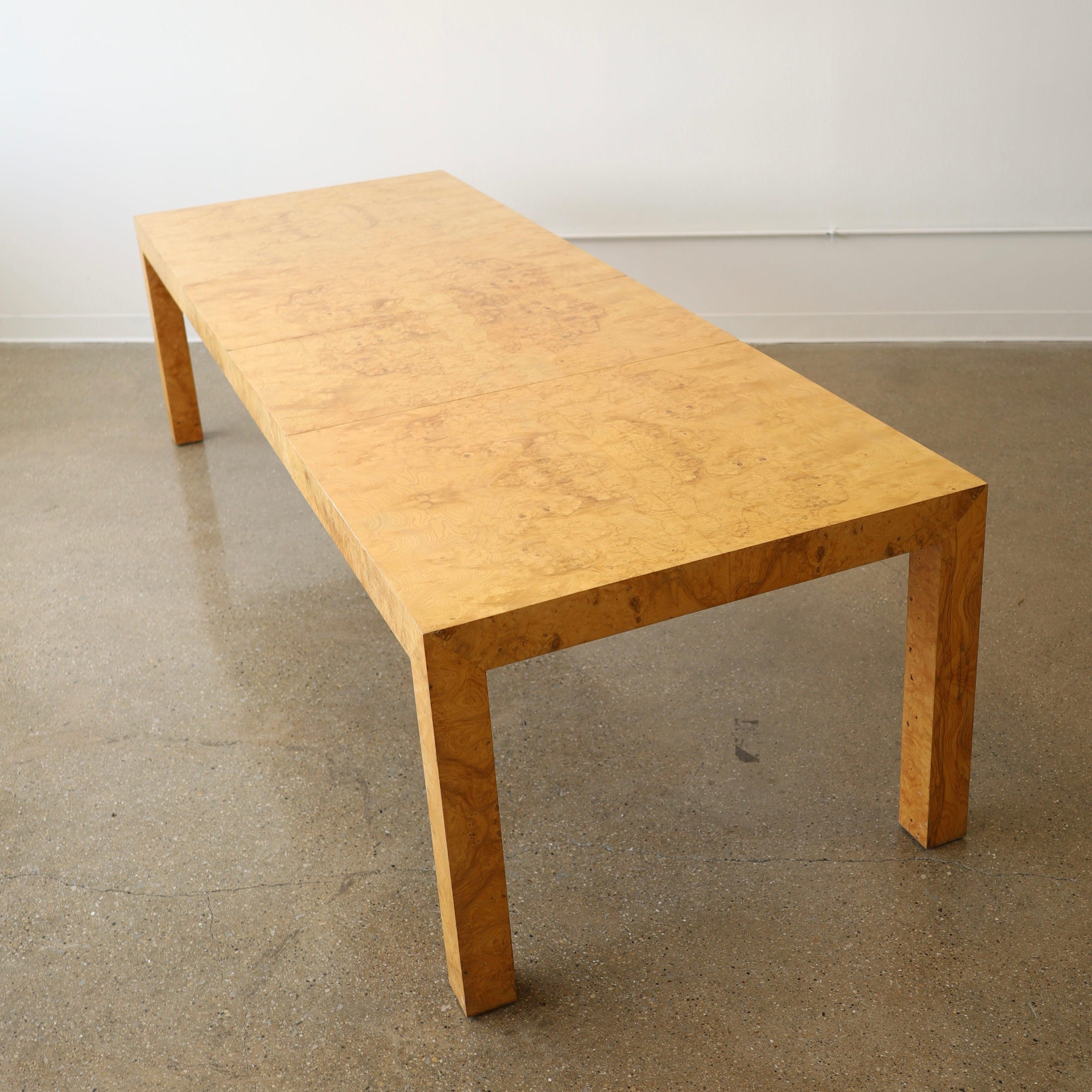 Milieu du XXe siècle Table de salle à manger extensible en bois de bure en vente