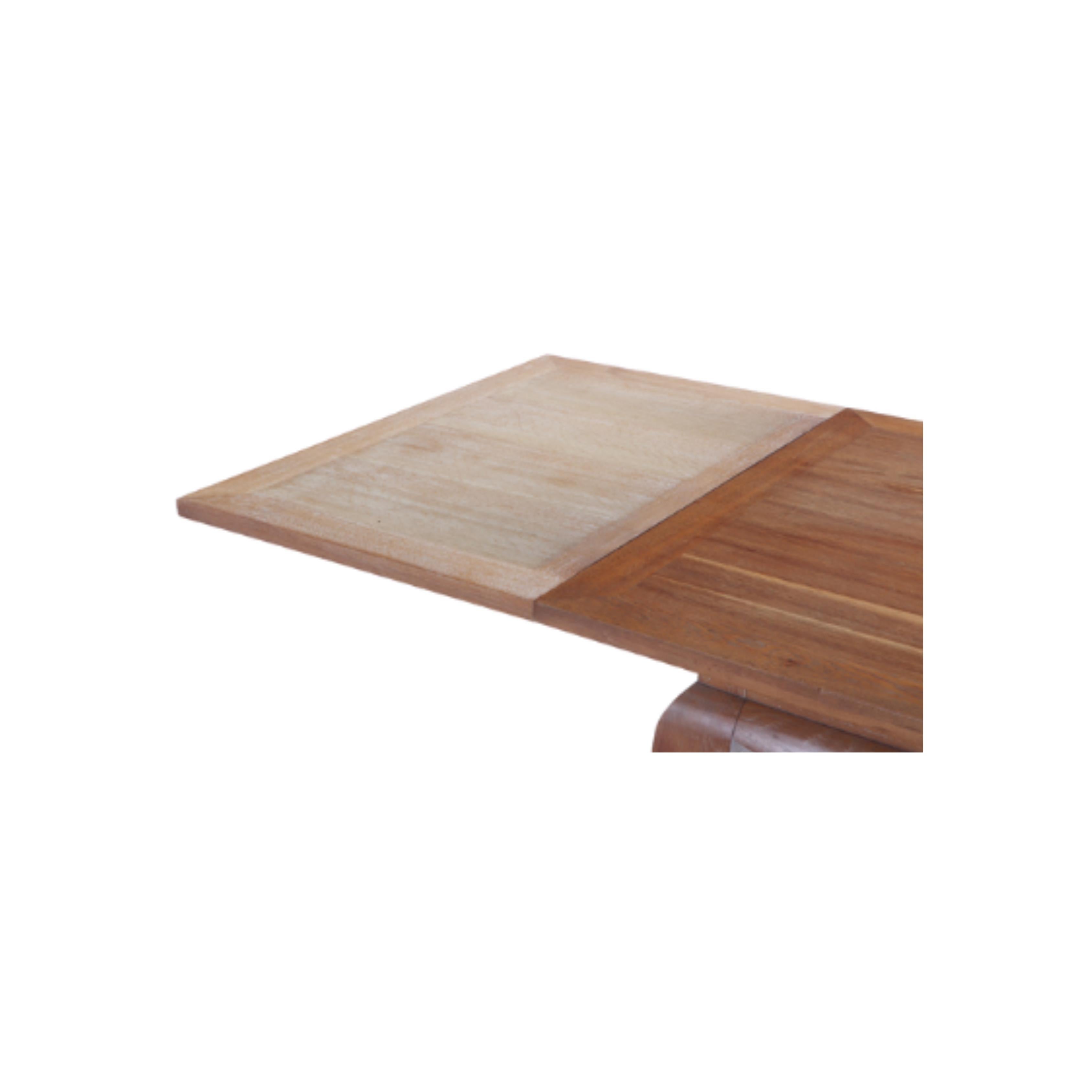 Superbe table de salle à manger traditionnelle Cyrus avec jupe festonnée, pieds robustes en forme et feuilles de chaque côté. Les pieds sont en chêne massif avec des pieds en laiton. Chaque vantail mesure 25,5