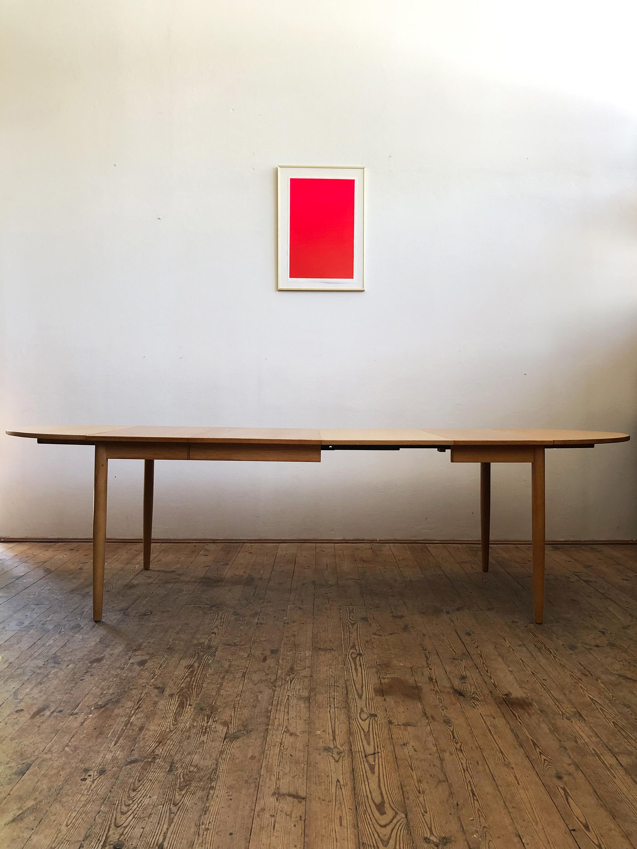 Extendable Danish Midcentury Oak Dining Table with Round Leaves In Good Condition In Munich, Bavaria