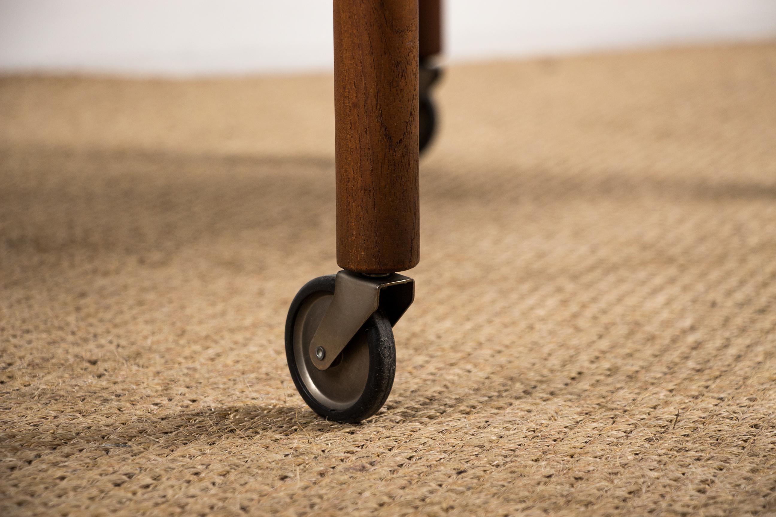 Extendable Danish rolling table with two levels, in teak, 1960 by Kurt Ostervig For Sale 5