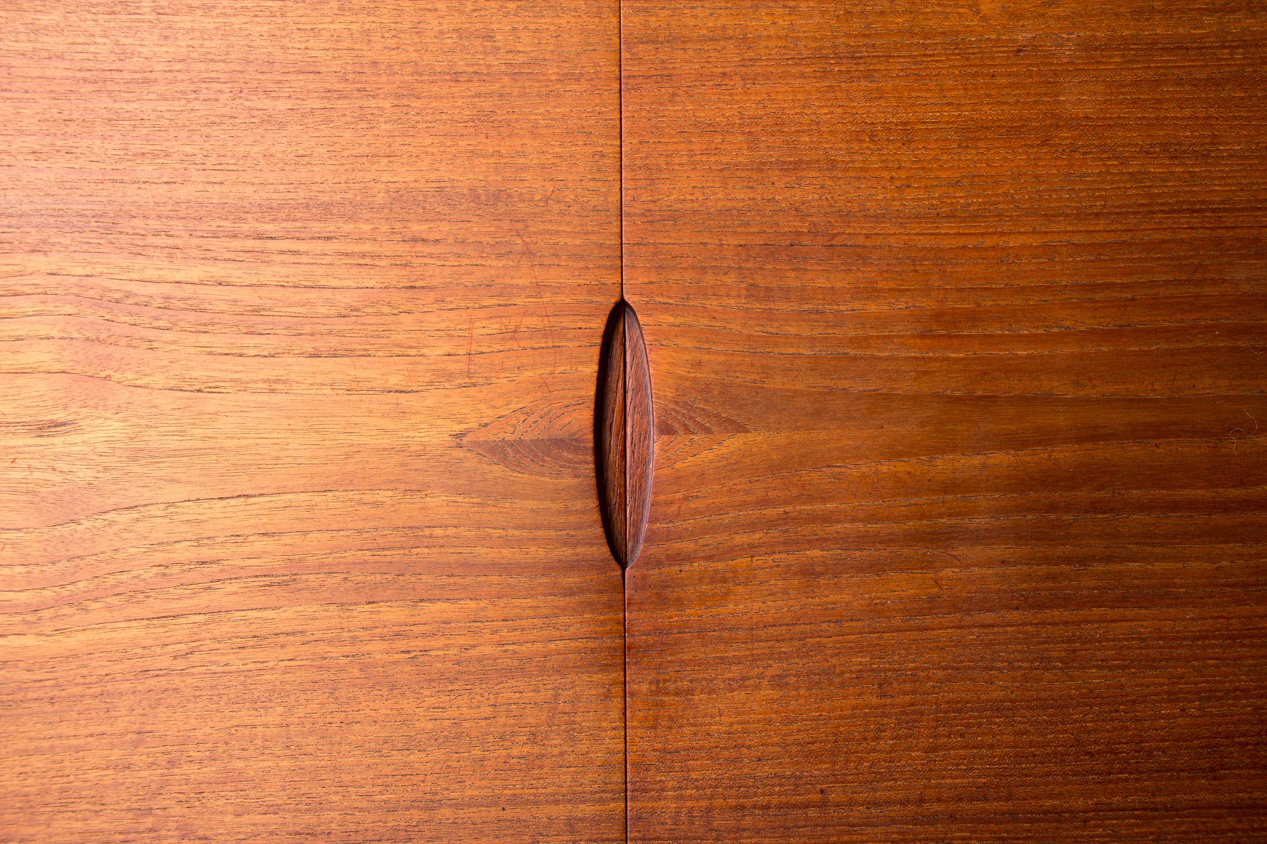 Extendable Danish rolling table with two levels, in teak, 1960 by Kurt Ostervig For Sale 10