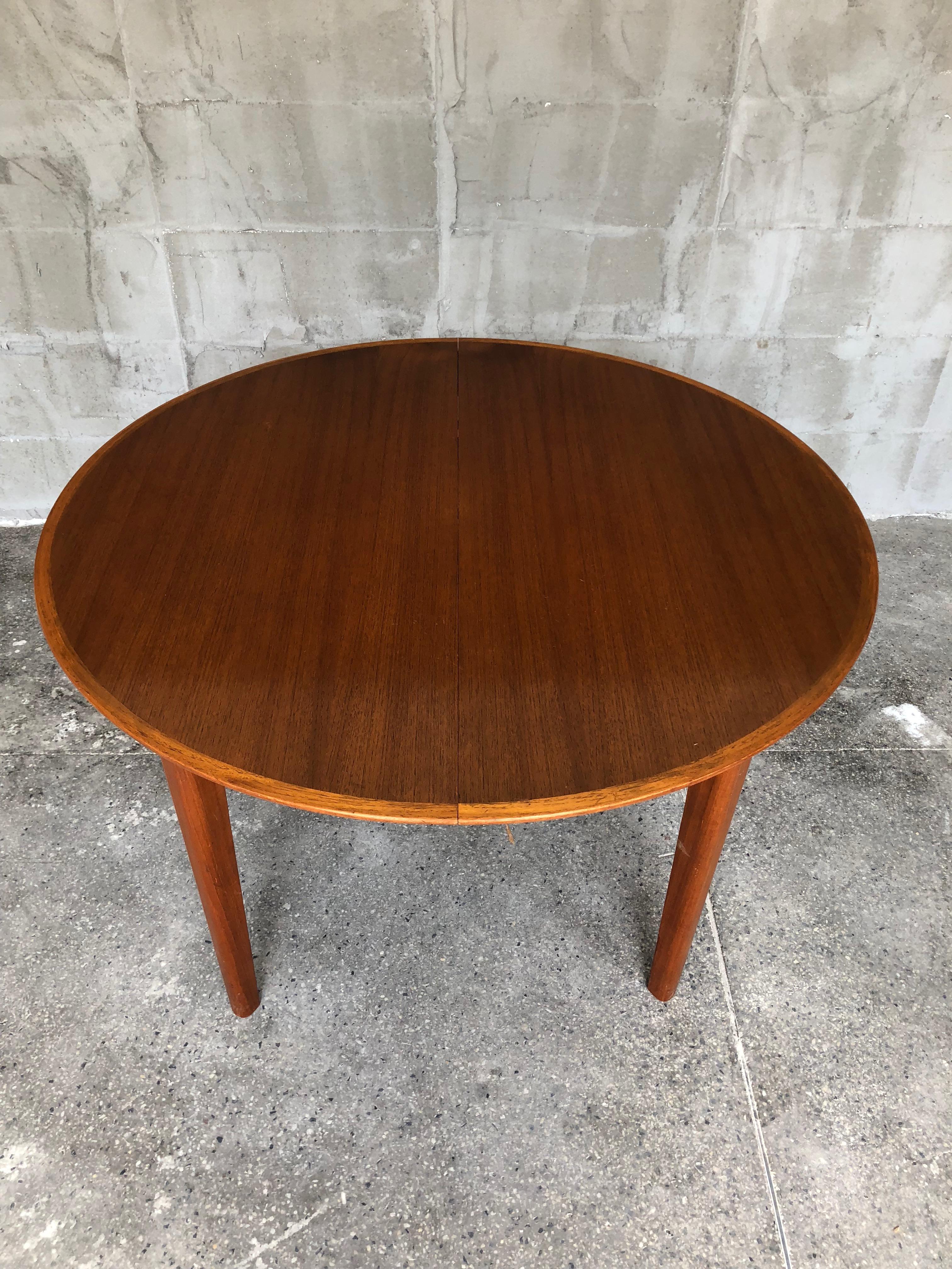 Extendable Danish Teak Dining Ole Hald Table, 1960s In Good Condition For Sale In Sofia, BG