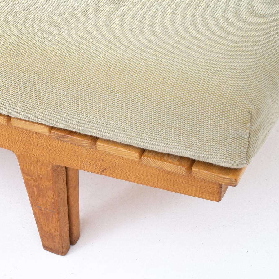 Extendable daybed with frame of oak and top of solid ash. Cushions in green wool. Designed 1956. Maker Søren Horn. Measure: Additional length 77.00cm.