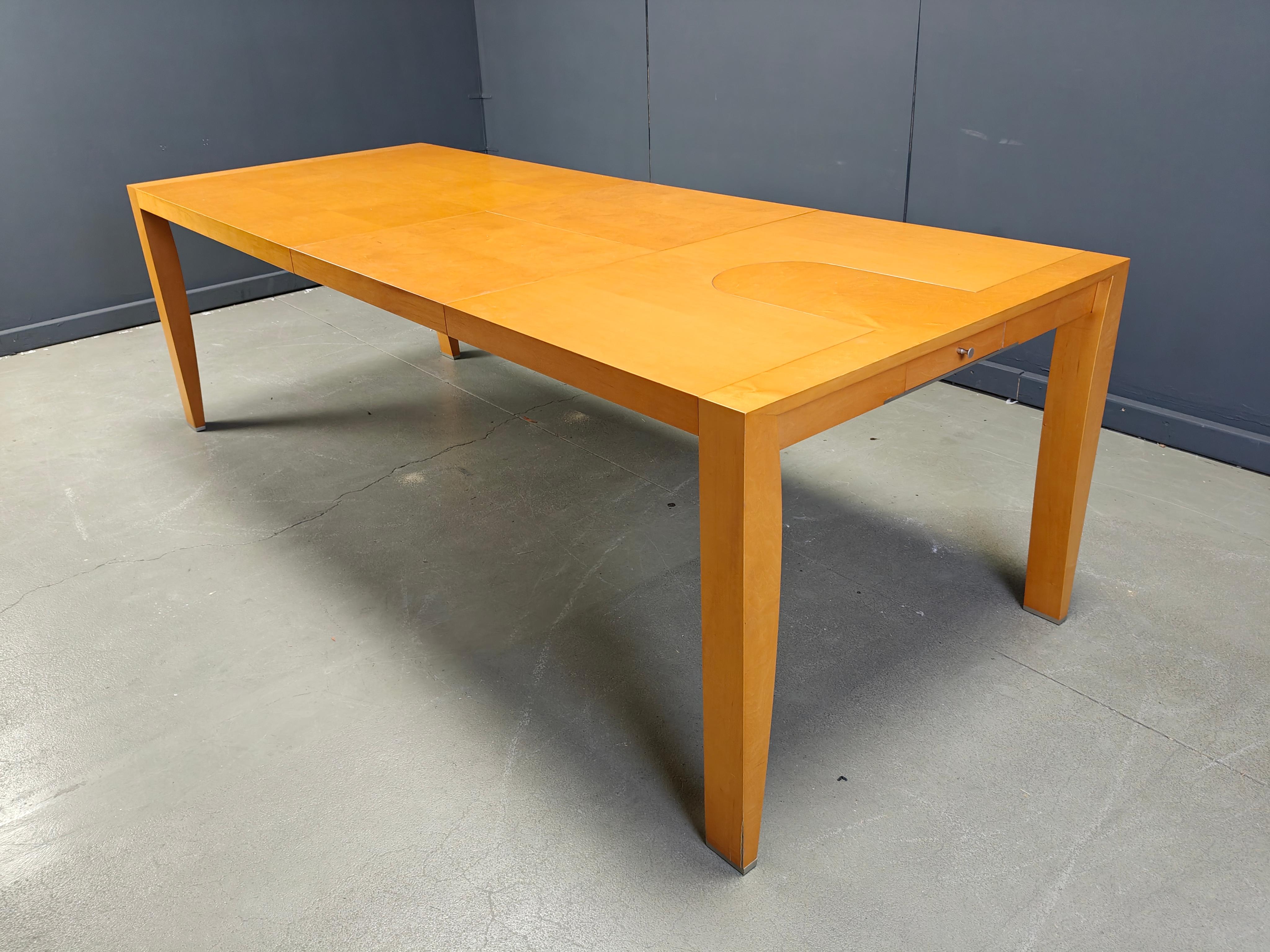 
Élégante table de salle à manger en bois de cerisier conçue par Chi Wing Lo pour Giorgetti.

Un beau design épuré avec une fantastique qualité de fabrication. - C'est ce que représente Giorgetti.

La table dispose également d'un tiroir intégré.

la