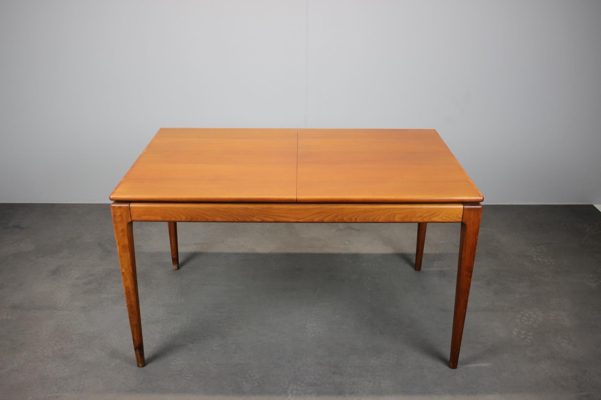 - Vyrobeno v Československu
- Horní desky jsou dýhované-
- Vše funkční a konstrukčně pevné
- Délka po rozložení 178 cm.
- Dobra originalni kondice se znamkami uzivani ( skrabance oderky atd.)