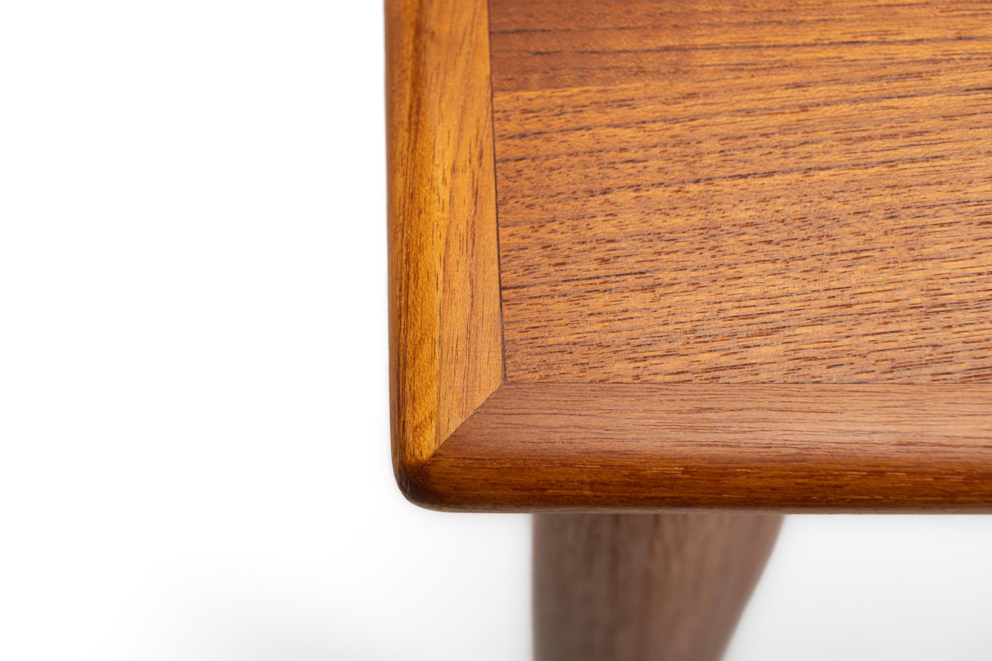 Magnifique table de salle à manger conçue par Grete Jalk et produite par Glostrup Møbelfabrik, Danemark années 1960. Cette table est fabriquée en bois de teck et peut être rallongée. La table est en très bon état d'origine.