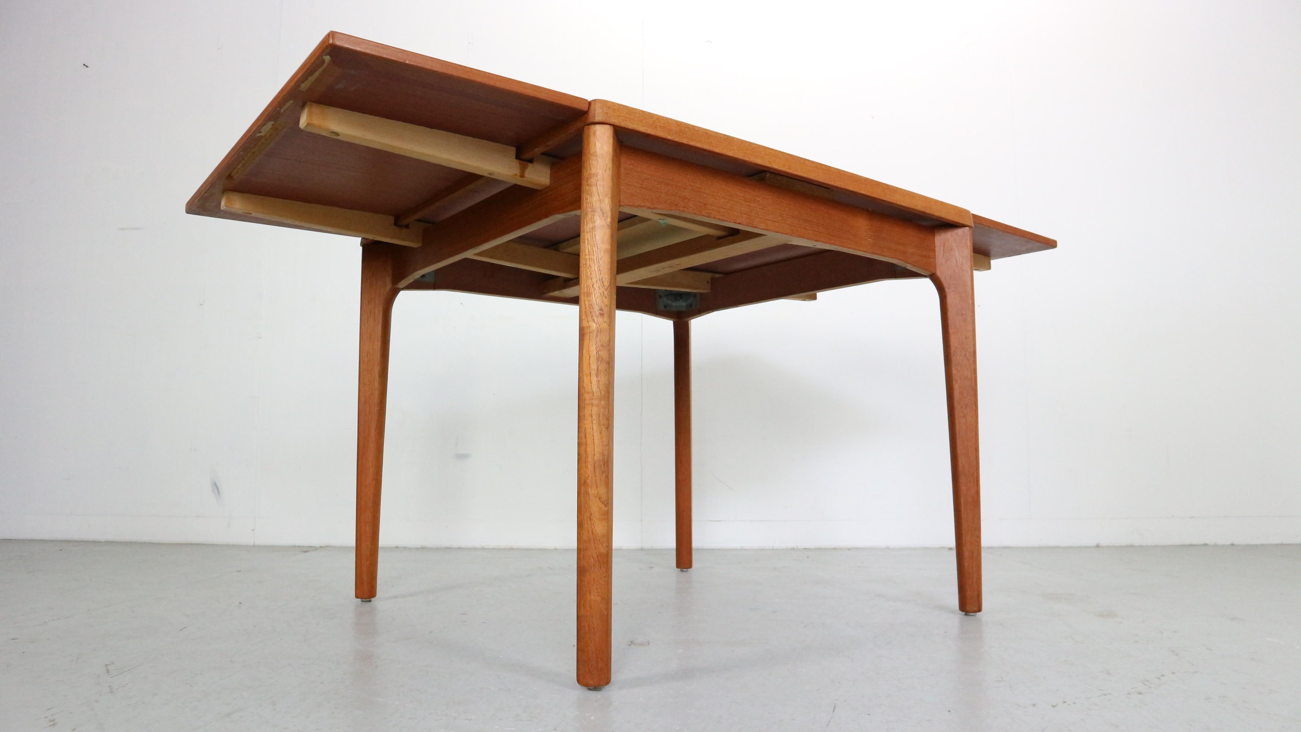 Extendable Dining Table by Henning Kaerjnulf for Vejle Stole Møbelfabrik, 1960 In Good Condition For Sale In The Hague, NL