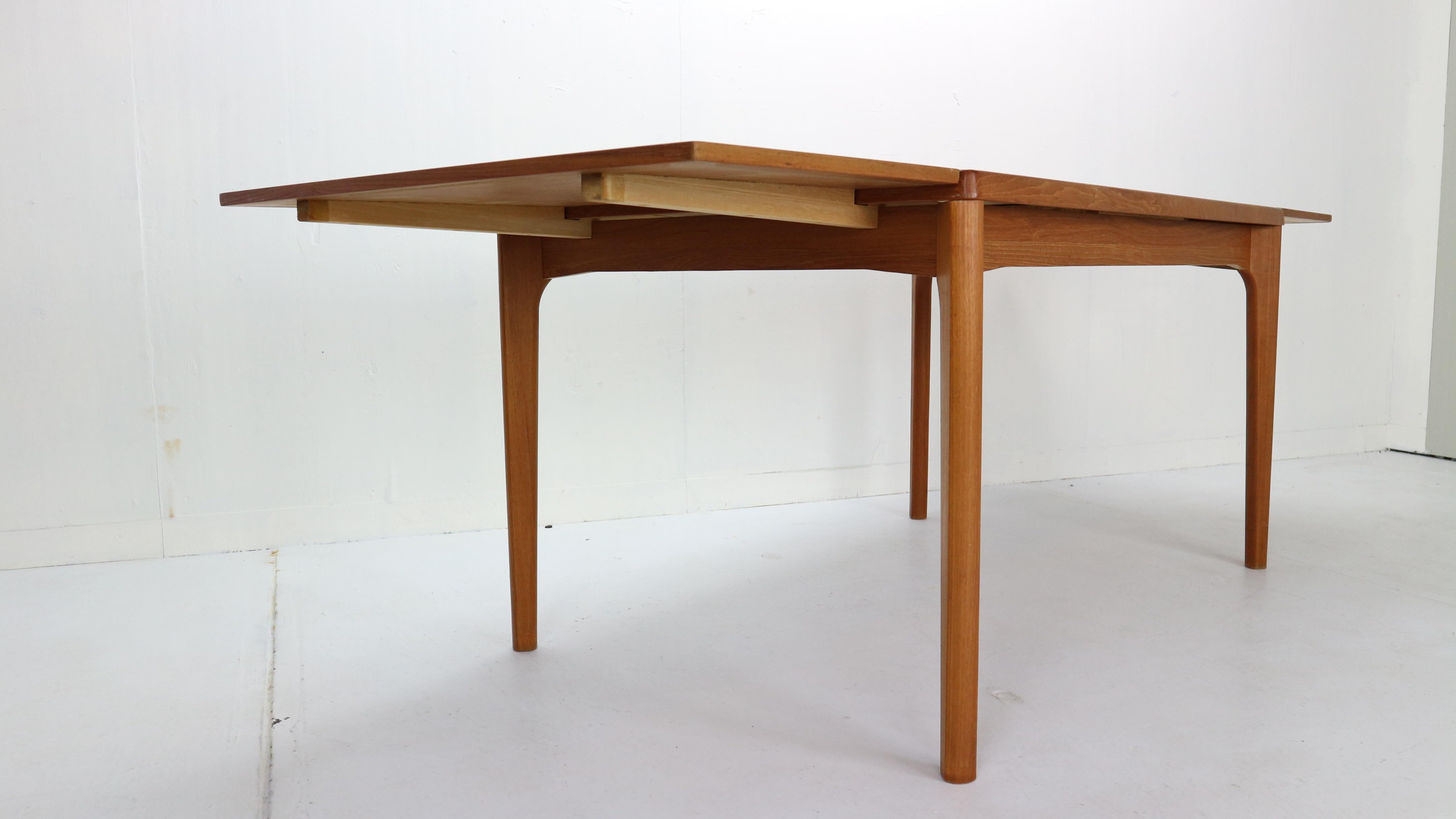 Extendable Dining Table by Henning Kaerjnulf for Vejle Stole Møbelfabrik, 1960 In Good Condition In The Hague, NL