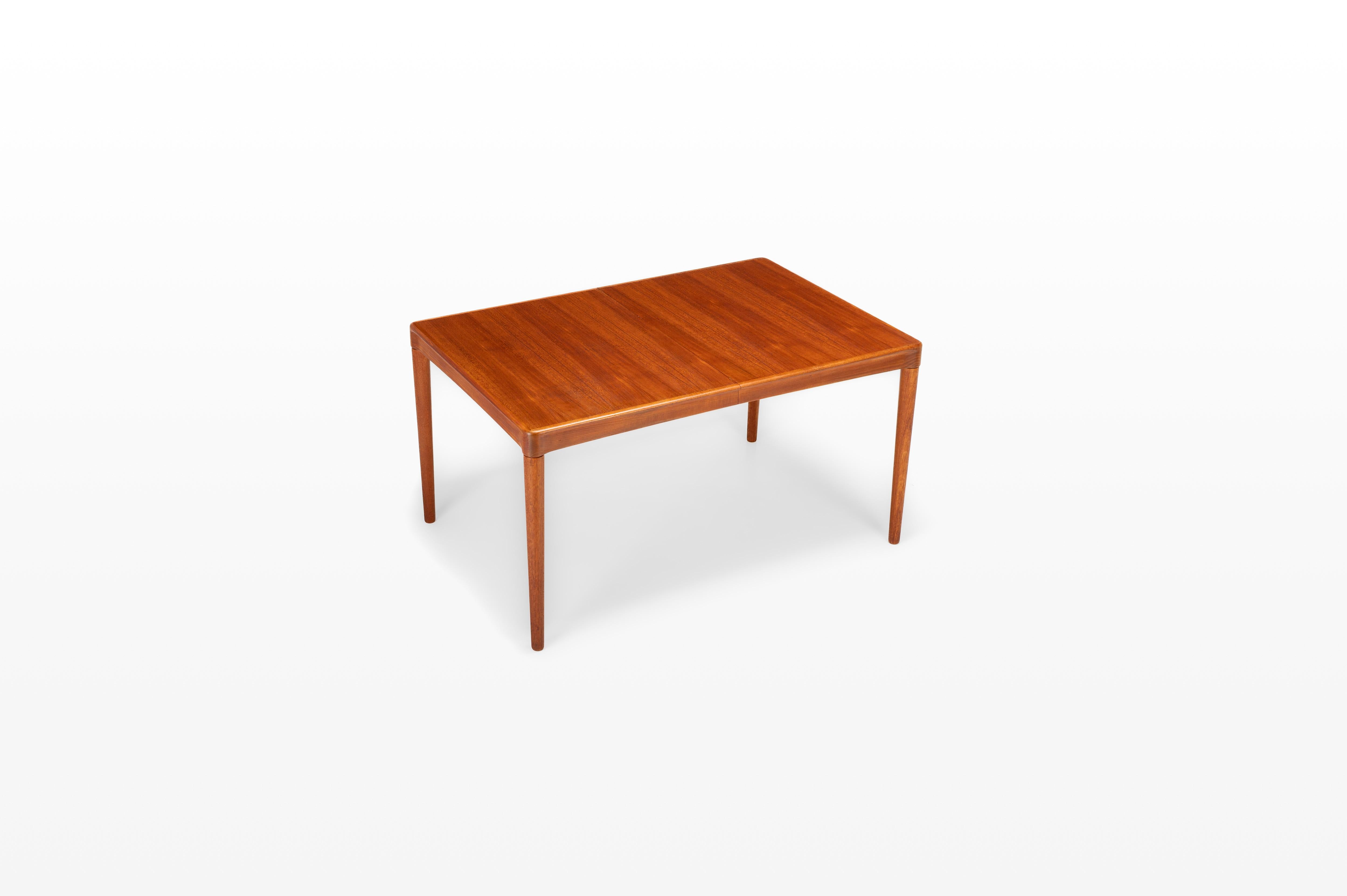 Beautiful rectangular dining table produced by Bramin, Denmark 1960s. This table is made of teak and can be extended. The table is in very good condition and marked by the producer.

Dimensions:
W: 135 - 195 cm
D: 90 cm
H: 72 cm