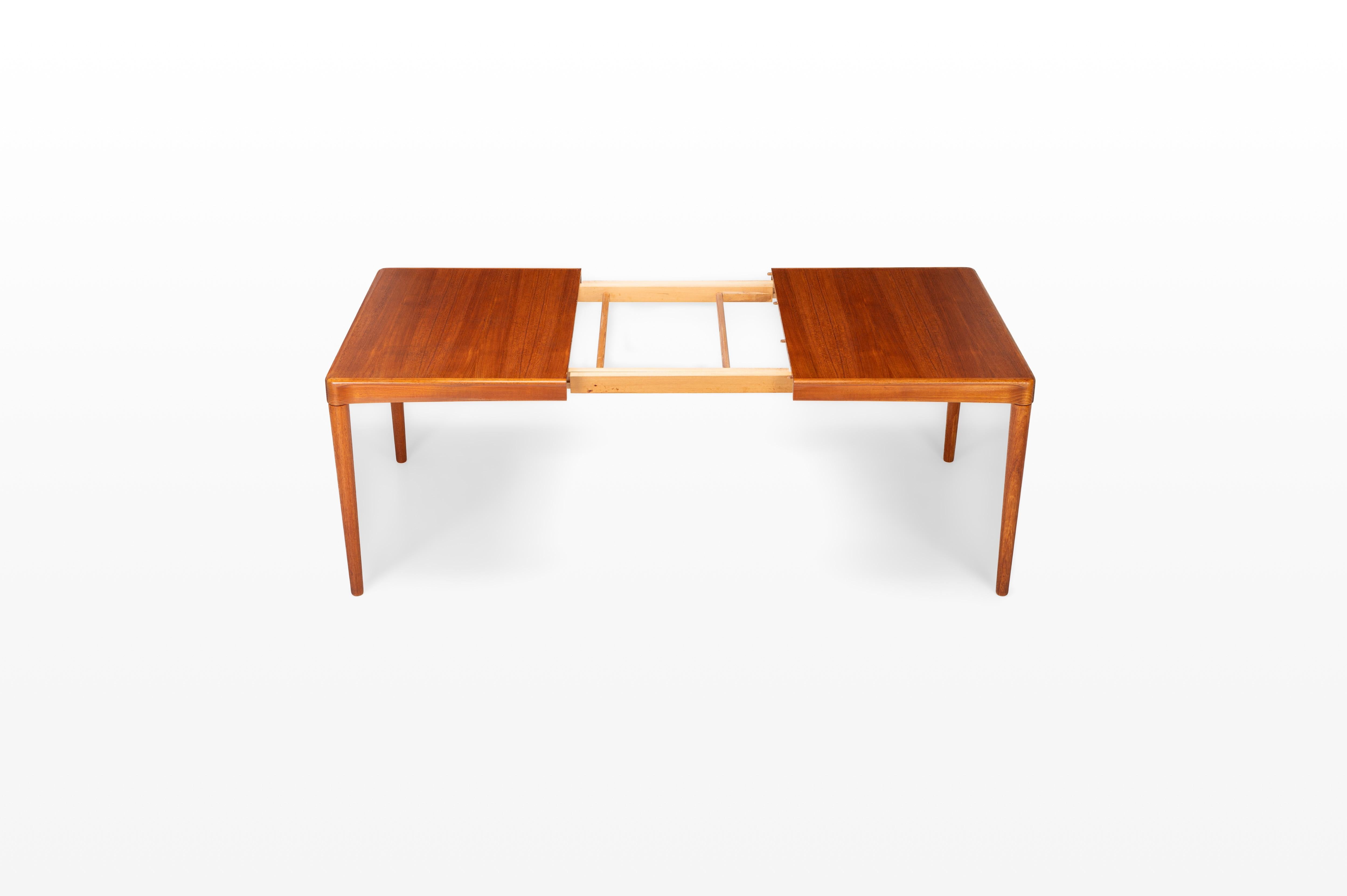 Extendable Dining Table by H.W. Klein for Bramin, 1960s In Good Condition For Sale In Ranst, VAN