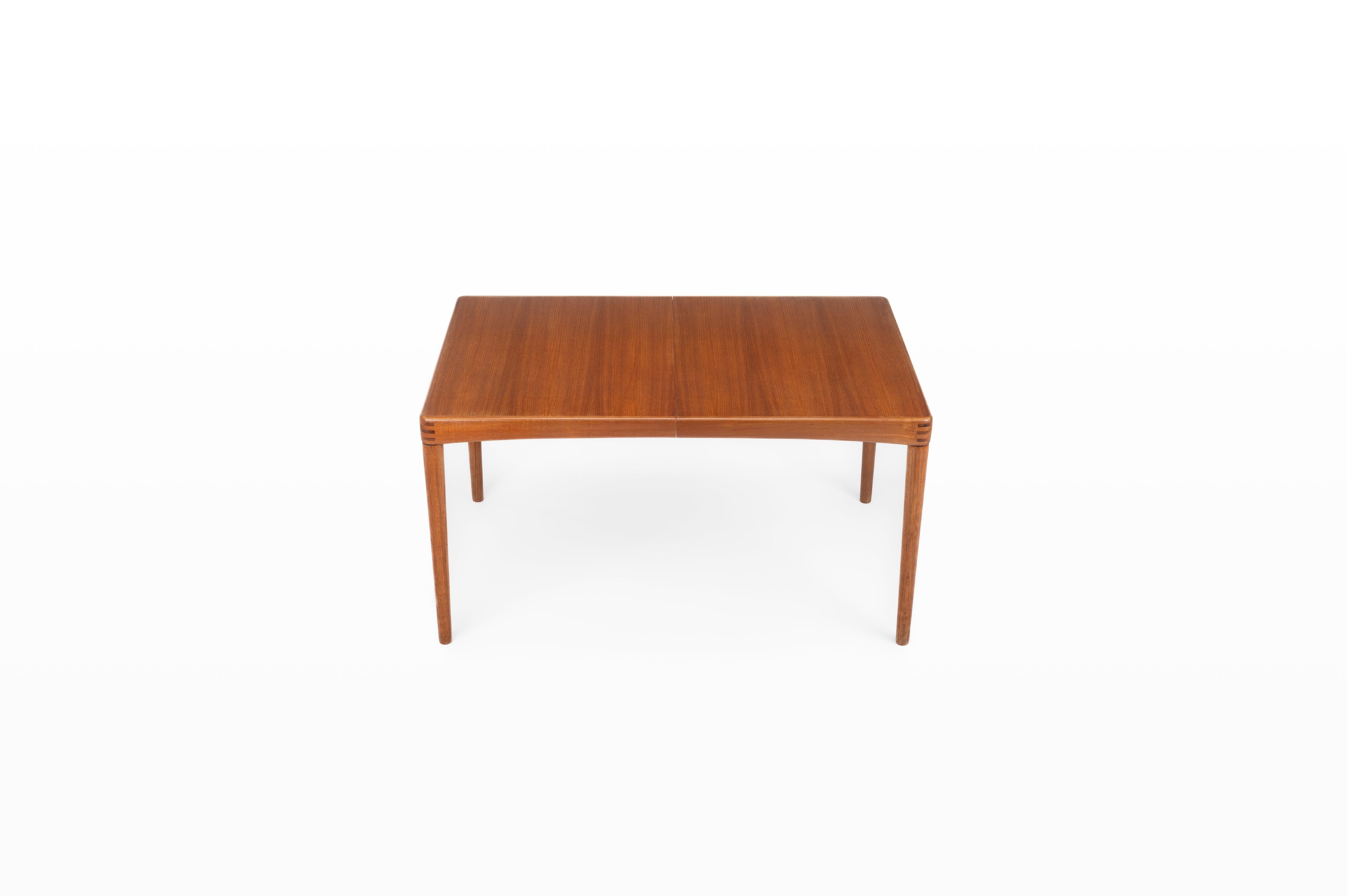 Beautiful rectangular dining table produced by Bramin, Denmark 1960s. This table is made of teak and can be extended. The table is in very good condition and marked by the producer.

Dimensions:
W: 135 - 195 cm
D: 90 cm
H: 72 cm