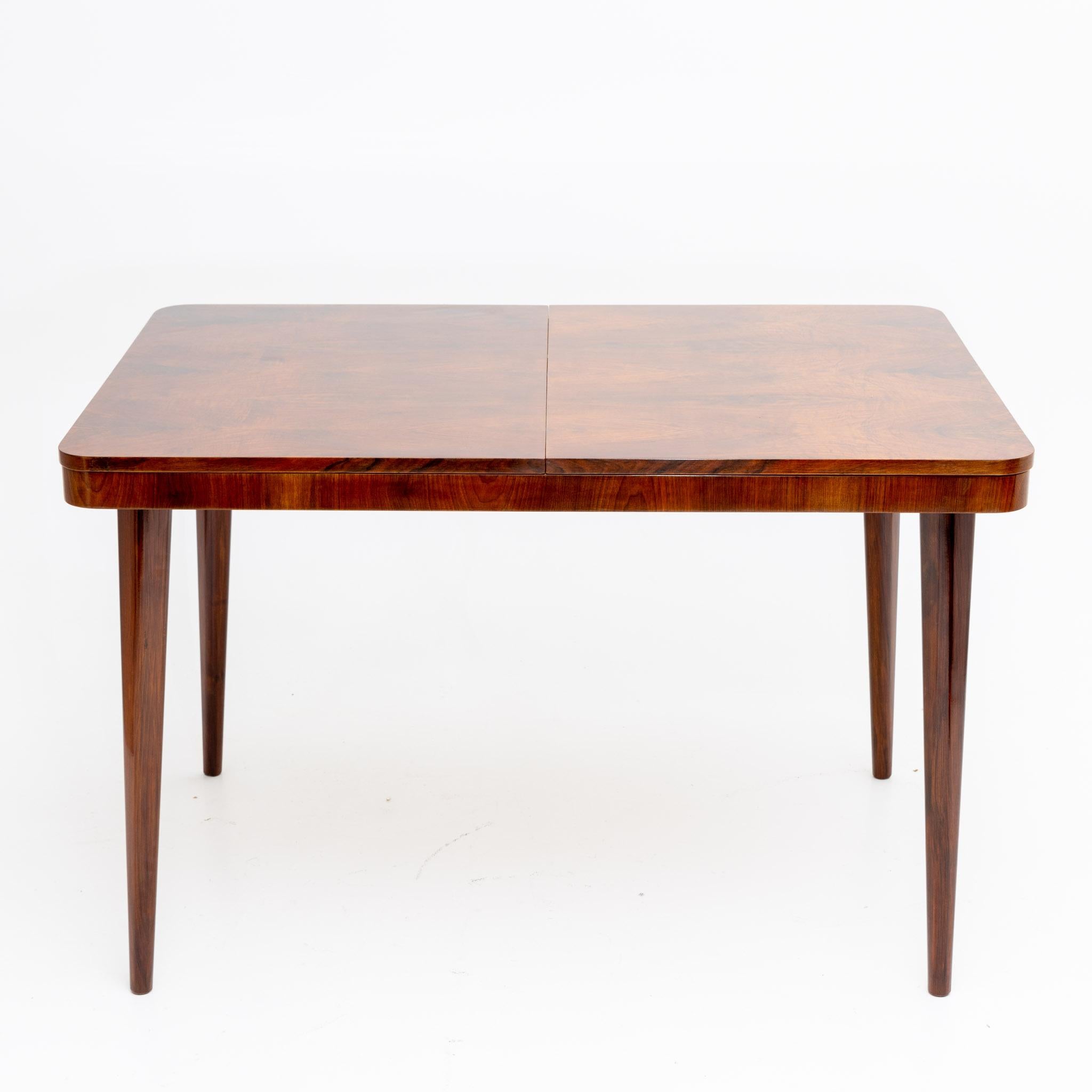 Ausziehbarer Tisch auf vier konischen Beinen mit abgerundeten Ecken. Max. Länge: 170 cm. Restauriert und handpoliert, Etikett auf der Unterseite.