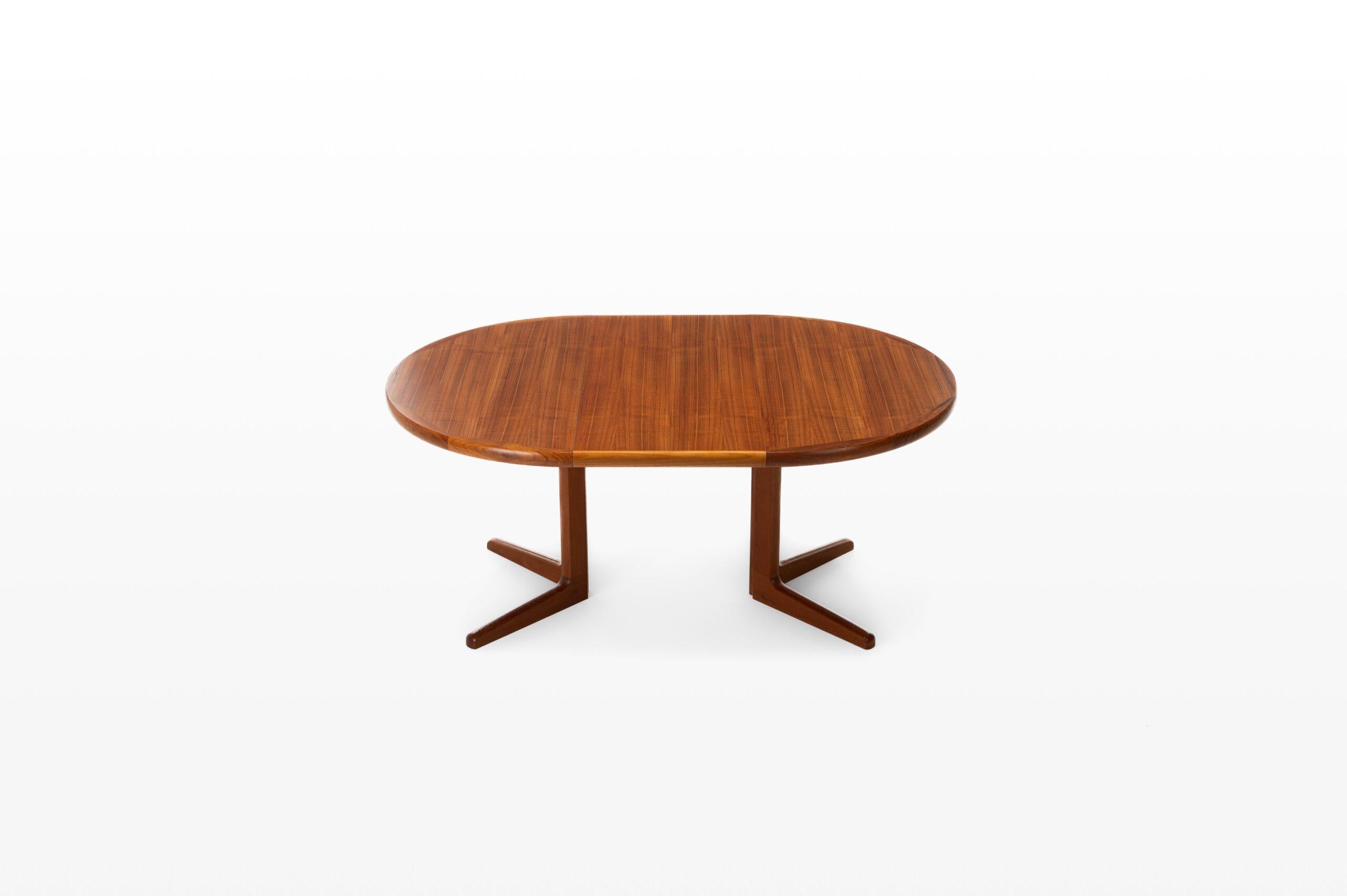 Extendable dining table produced by Korup Stolefabrik, Denmark 1960s. The table is made of teak and in very good condition.

Dimensions:
W: 115 – 165 – 215 cm
D: 115 cm
H: 72 cm.