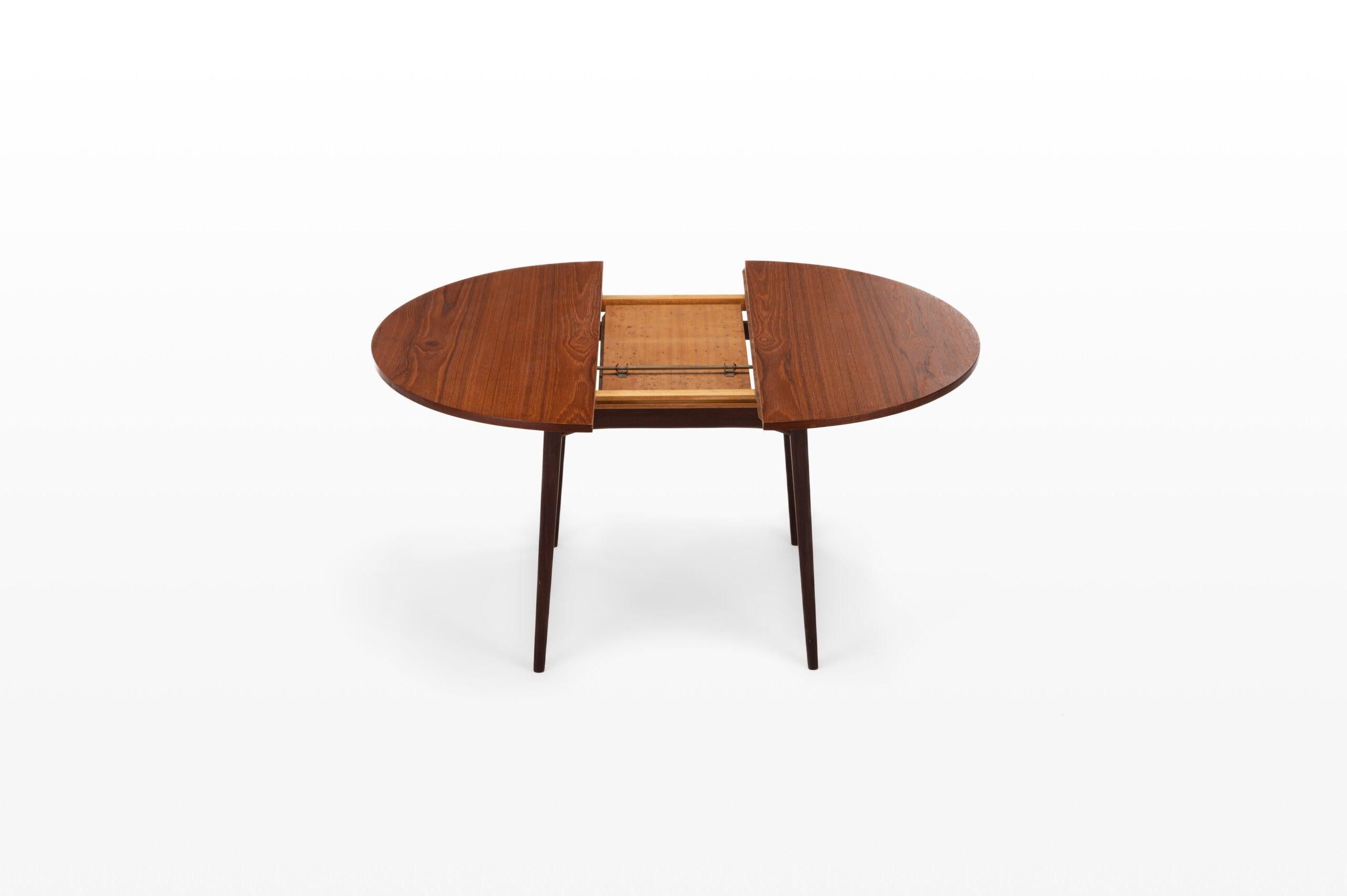Beautiful round Dutch design extendable dining table by Louis van Teeffelen for Wébé. The table is made of teak and in very good condition.

Dimensions:
W: 110,5 – 145,5 cm
D: 110,5 cm
H: 75 cm.