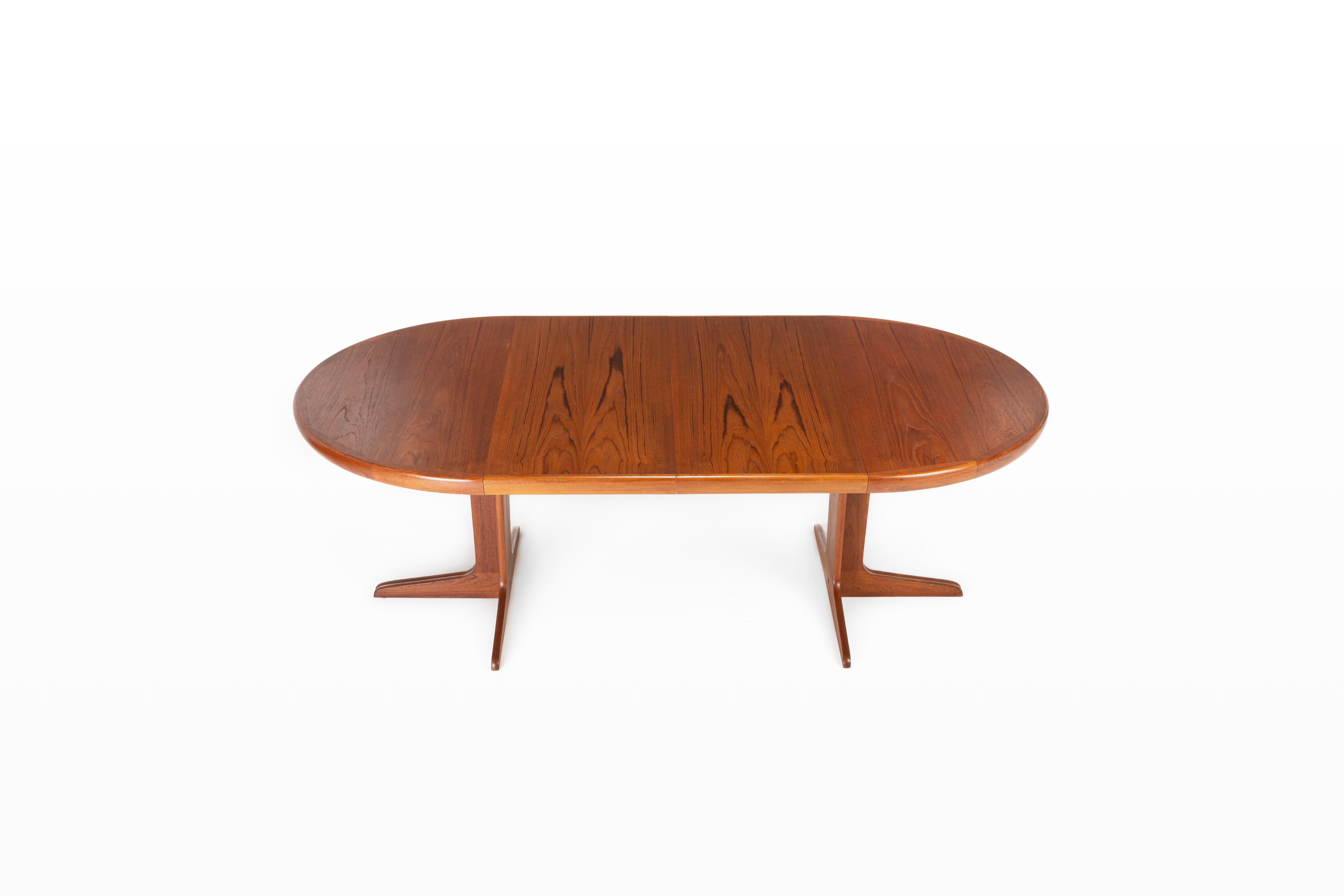 Beautiful Scandinavian round dining table manufactured by VV Møbler. This table is extendable and produced in Denmark in the 1960s. The table is made of teak wood and is in very good condition.