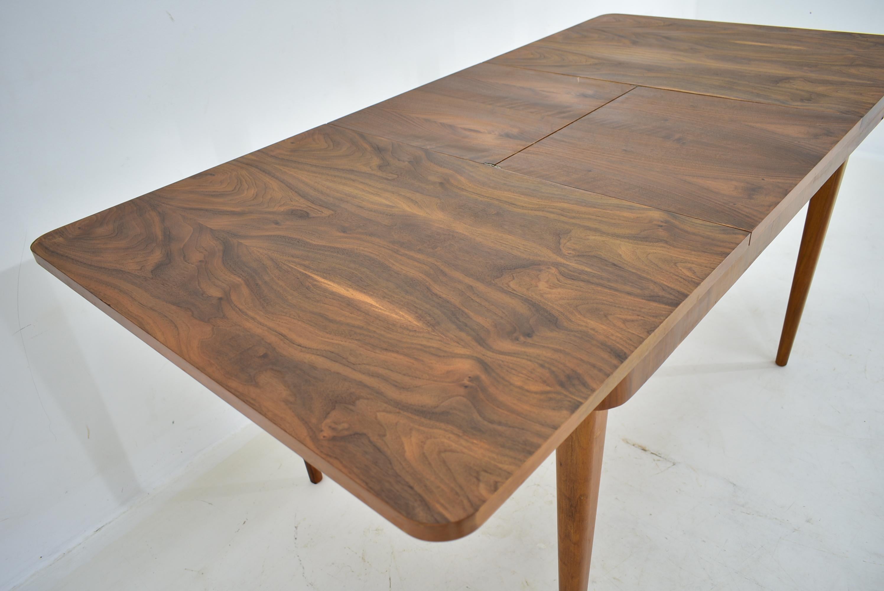 Mid-Century Modern Extendable Dining Table Designed by Jindřich Halabala for UP Závody, 1957 For Sale