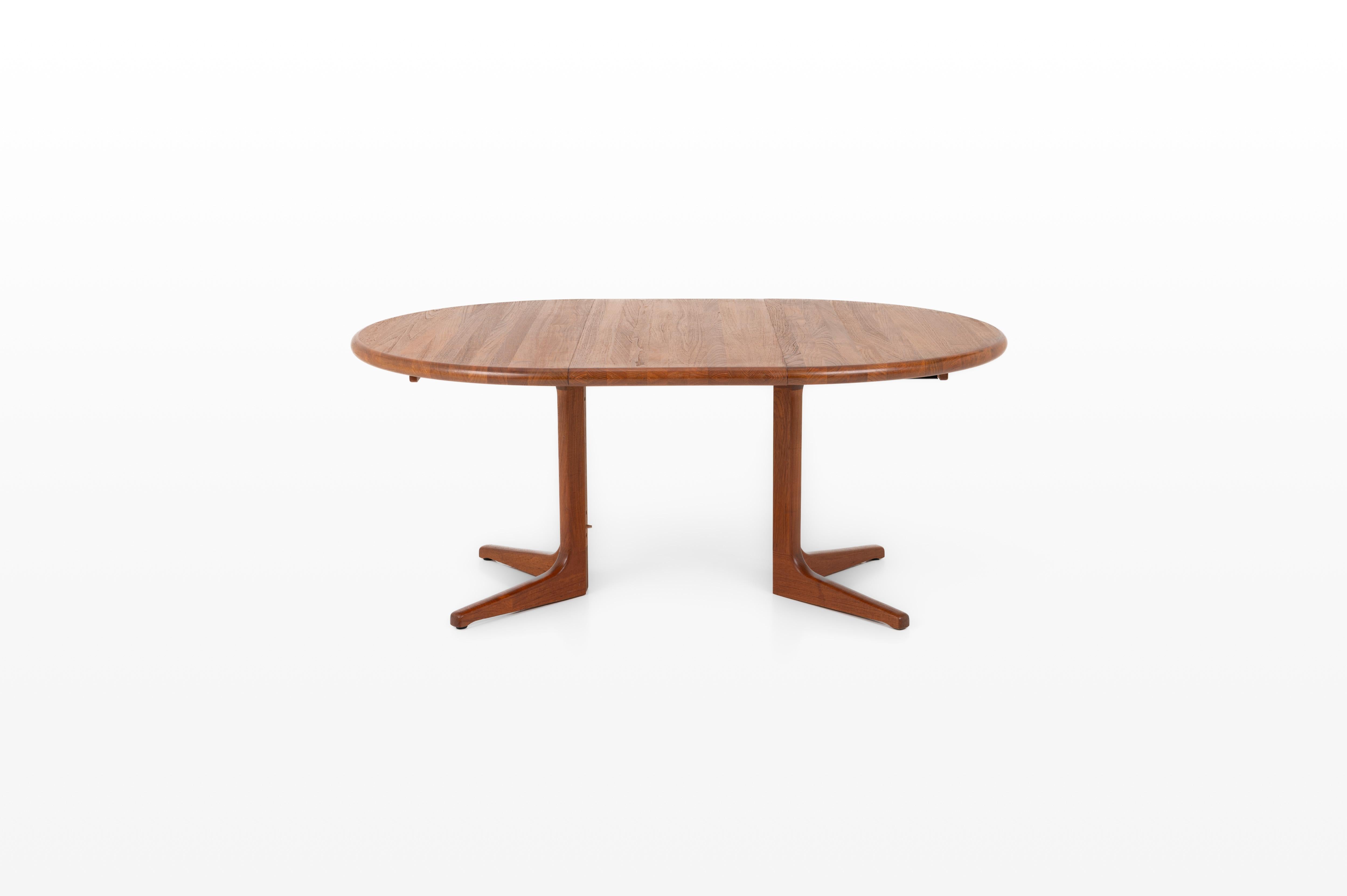 Beautiful Scandinavian dining table by Glostrup Møbelfabrik. This table is extendable and produced in Denmark in the 1960s. The table is made of solid teak wood and is in very good restored condition. Marked by the producer.

Dimensions:
W: 120 –