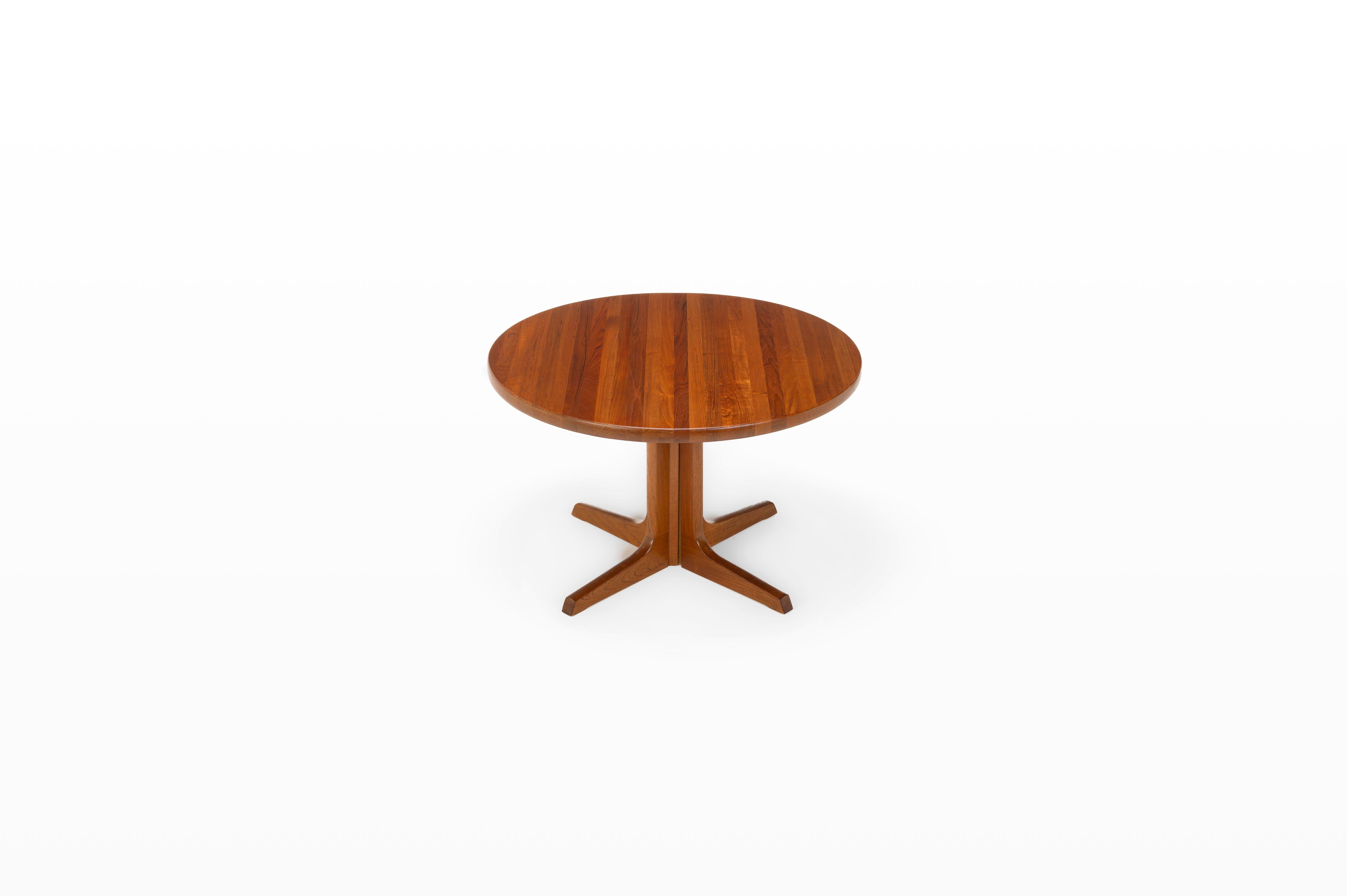 Beautiful Scandinavian round dining table manufactured by Gudme Mobelfabrik. This table is extendable and produced in Denmark in the 1960s. The table is made of solid teak wood and is in very good restored condition.

Dimensions:
W: 114 – 163,5 –