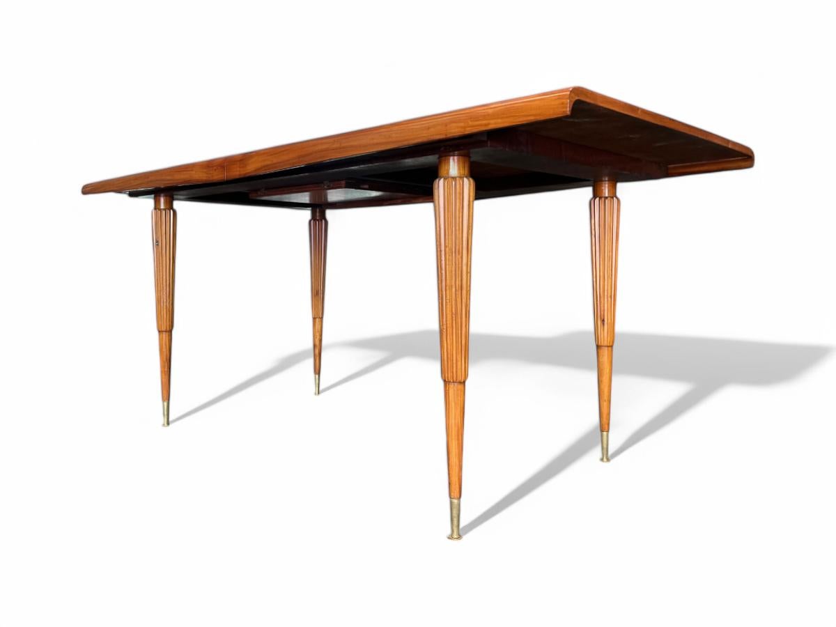 Cette table de salle à manger unique en son genre, qui peut accueillir confortablement huit personnes, a été conçue par Giuseppe Scapinelli pour une résidence privée dans les années 1950. Réalisé en bois de caviuna, il est doté d'un plateau