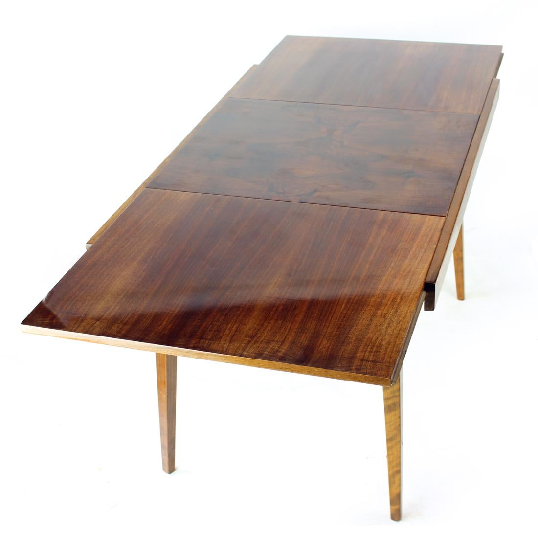 Extendable Dining Table In Walnut By Tatra, Czechoslovakia 1960s For Sale 5