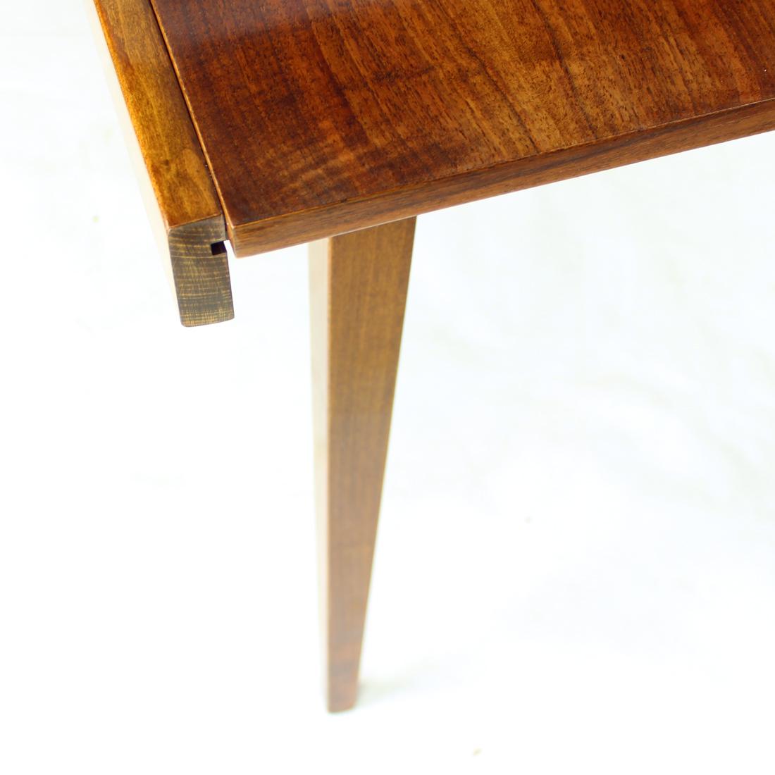 Extendable Dining Table In Walnut By Tatra, Czechoslovakia 1960s For Sale 8