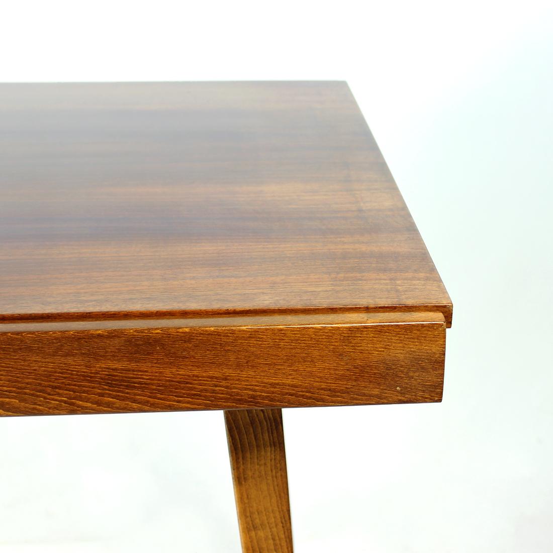 Mid-20th Century Extendable Dining Table In Walnut By Tatra, Czechoslovakia 1960s For Sale