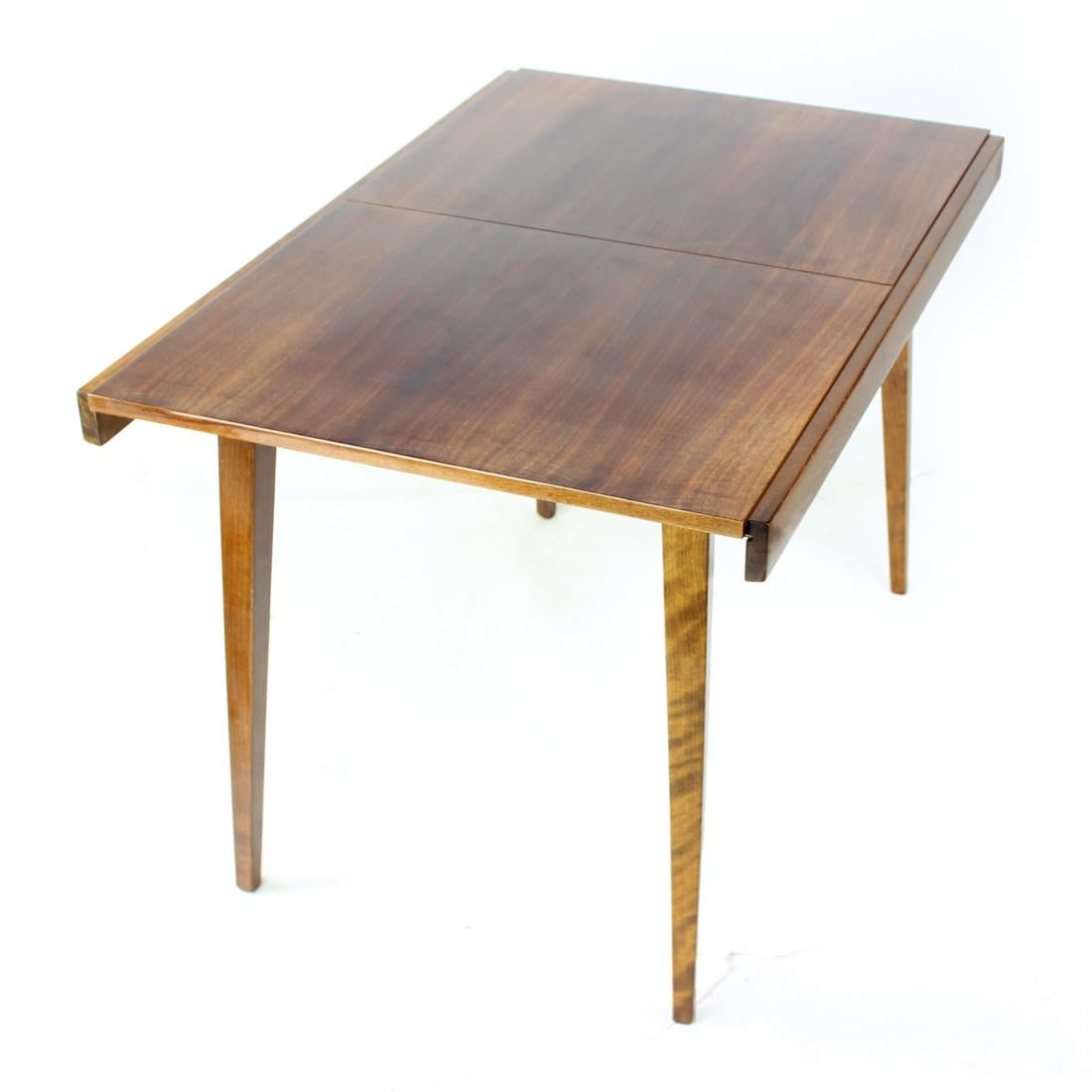 Extendable Dining Table In Walnut By Tatra, Czechoslovakia 1960s For Sale 1