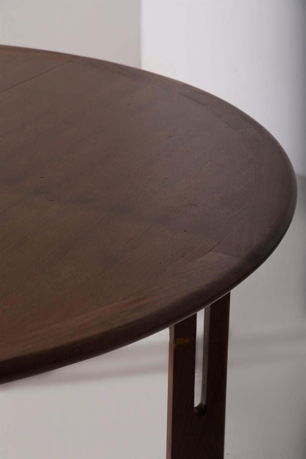 Dieser prächtige ausziehbare Esstisch, entworfen von Rossi di Albizzate, verkörpert die Eleganz und Funktionalität des italienischen Designs. Ganz aus Holz gefertigt, strahlt der Tisch eine natürliche Wärme aus, die jede Umgebung bereichert. Im