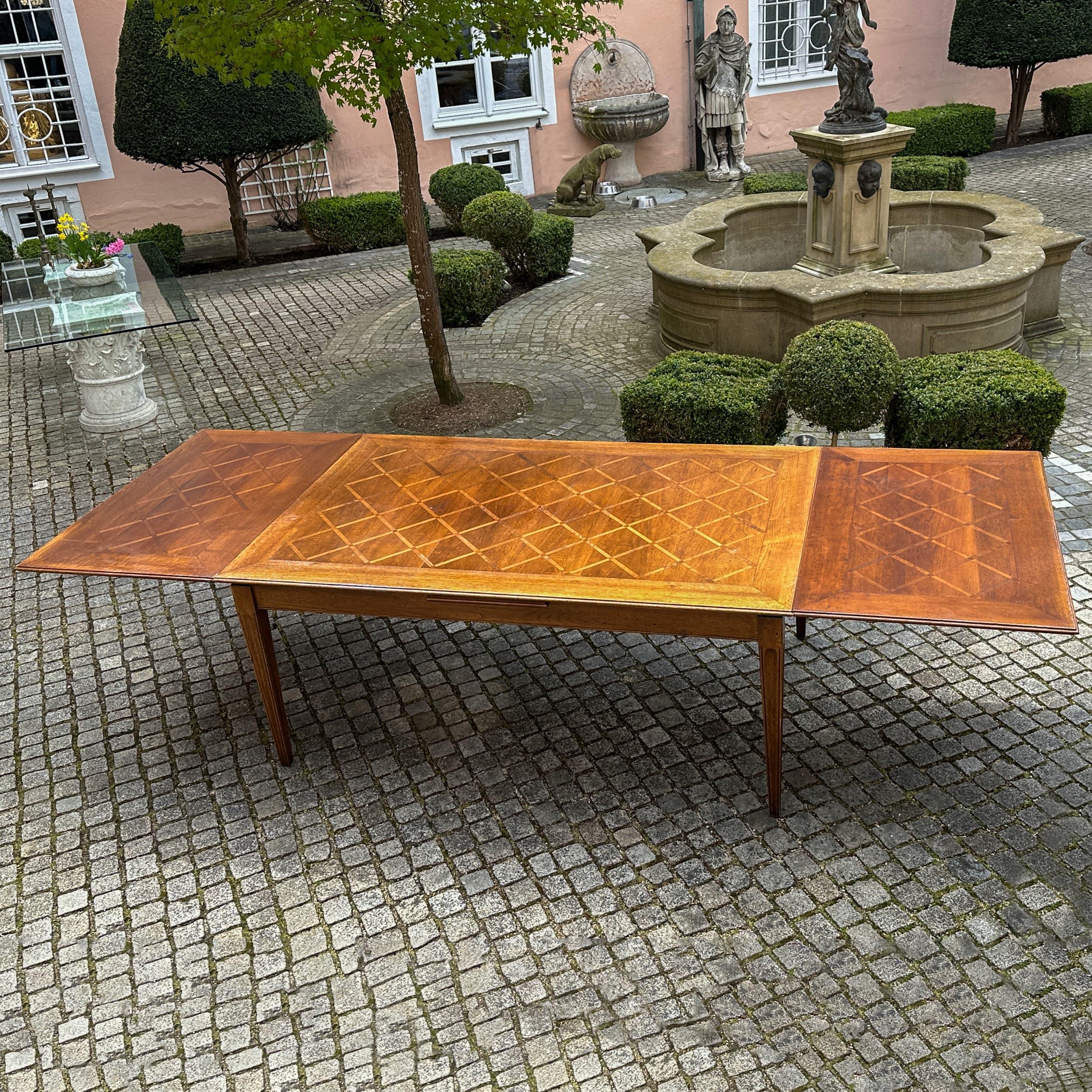 20ième siècle Table de salle à manger à rallonge avec plateau en parquet, début du 20e siècle en vente